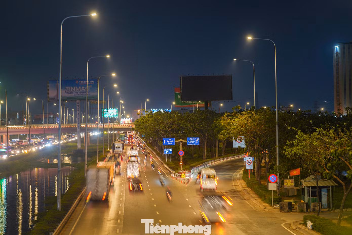 Ở chiều ngược lại, dòng xe lưu thông thẳng hướng các tỉnh miền Đông và vào đại lộ Võ Văn Kiệt thông thoáng.