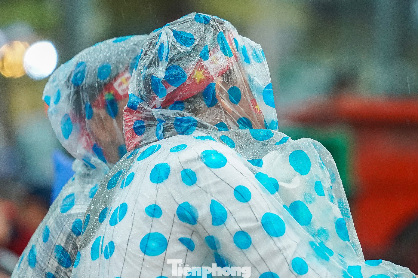 Cơn mưa càng lúc càng nặng hạt, người hâm mộ tìm mọi cách để có thể theo dõi trận đấu. Cơn mưa càng lúc càng nặng hạt, người hâm mộ tìm mọi cách để có thể theo dõi trận đấu.