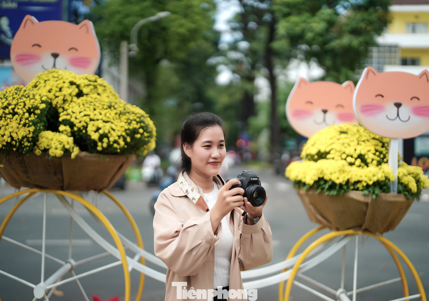 "Mọi năm em chỉ loanh quanh Nhà Văn hoá Thanh Niên chụp ảnh. Lúc sáng, chạy ngang Hồ Con Rùa thấy trang trí đẹp quá nên em quay lại", Thuỳ Dương cho biết.