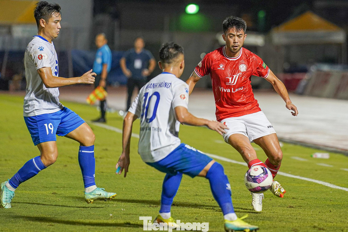 "Ngòi nổ" Lee Nguyễn bị kèm chặt, TPHCM nhận thất bại 0-1 trước đội khách Nam Định ở vòng 15 Night Wolf V-League 1, tối 4/9. "Ngòi nổ" Lee Nguyễn bị kèm chặt, TPHCM nhận thất bại 0-1 trước đội khách Nam Định ở vòng 15 Night Wolf V-League 1, tối 4/9.