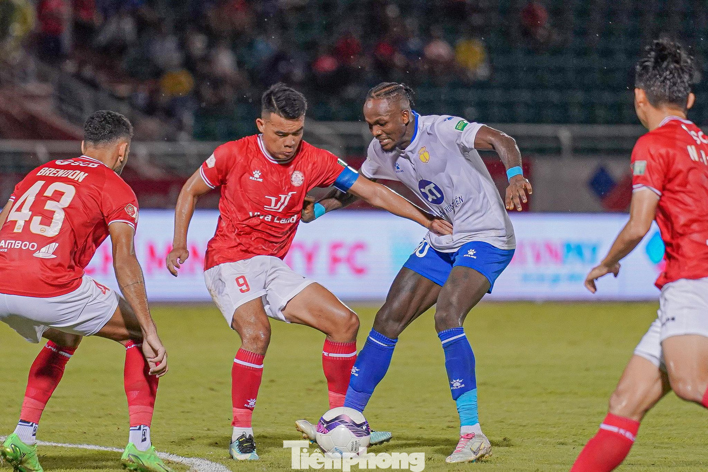 Trong hiệp một, CLB TPHCM kiểm soát bóng nhiều hơn khi cặp tiền vệ trung tâm Ngô Hoàng Thịnh, Nguyễn Trọng Long chơi tốt. Tuy nhiên, ngòi nổ trên hàng công của đội chủ nhà là Lee Nguyễn bị kèm quá chặt. Trong hiệp một, CLB TPHCM kiểm soát bóng nhiều hơn khi cặp tiền vệ trung tâm Ngô Hoàng Thịnh, Nguyễn Trọng Long chơi tốt. Tuy nhiên, ngòi nổ trên hàng công của đội chủ nhà là Lee Nguyễn bị kèm quá chặt.