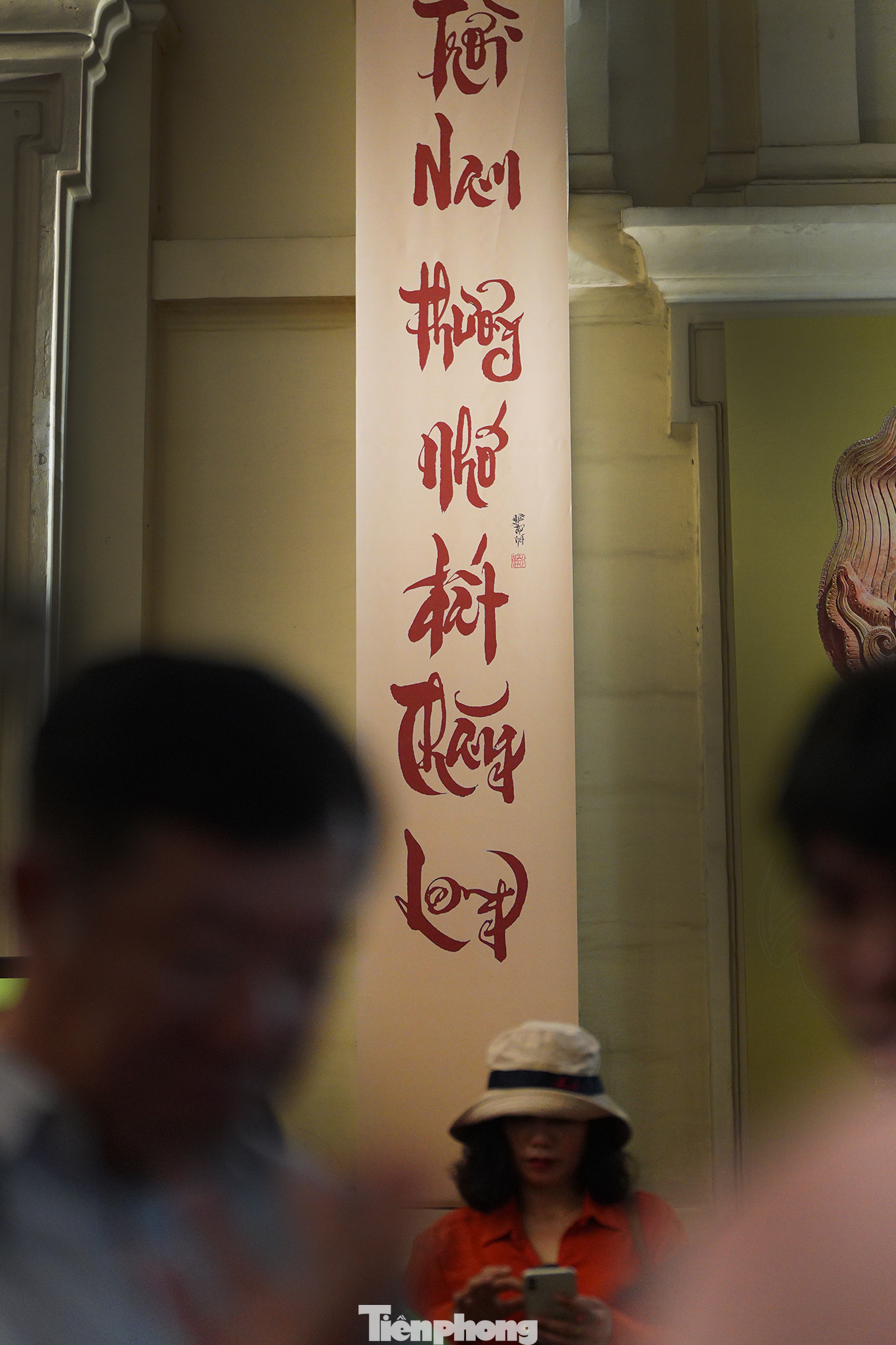 Triển lãm thu hút khá đông khách tham quan sáng 23/8. Nhiều người cho rằng cách bày trí khá độc đáo khiến những ai đến đây đều cảm nhận rõ nét không gian đậm chất kinh đô hiện diện ngay giữa trung tâm TPHCM.