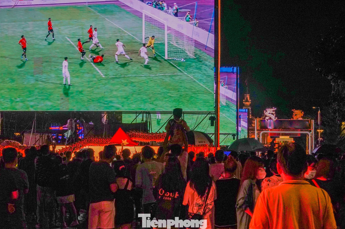 Văn Tùng dứt điểm ghi bàn mở tỷ số cho U23 Việt Nam ở phút 53. Quả tạt của Văn Xuân đặt Văn Tùng vào thế thuận lợi để đánh đầu cận thành ghi bàn mở tỷ số khiến khán giả nức lòng. Văn Tùng dứt điểm ghi bàn mở tỷ số cho U23 Việt Nam ở phút 53. Quả tạt của Văn Xuân đặt Văn Tùng vào thế thuận lợi để đánh đầu cận thành ghi bàn mở tỷ số khiến khán giả nức lòng.