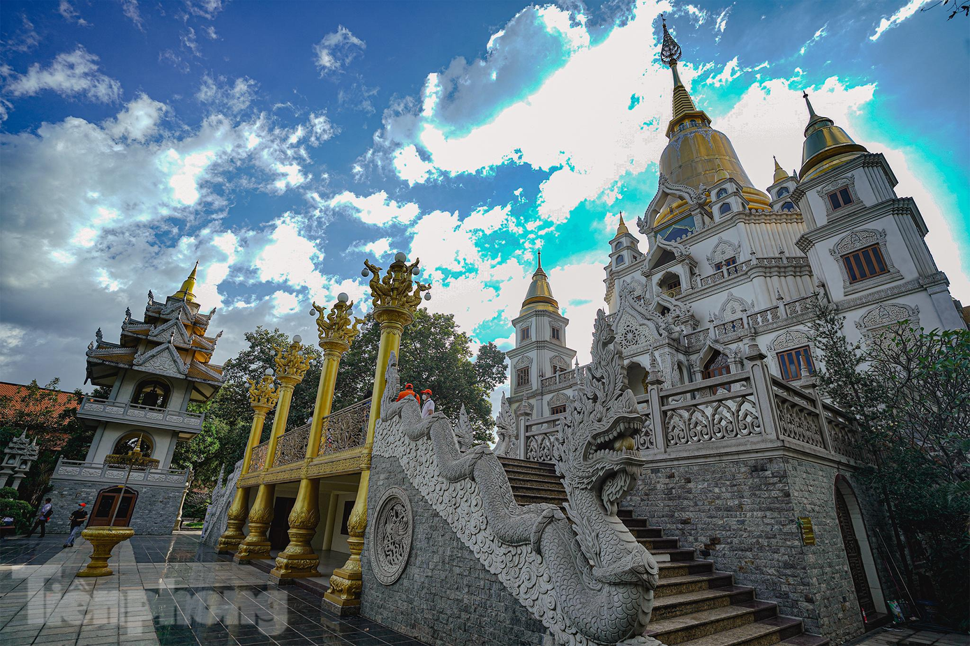 Được thành lập năm 1942, đến năm 2007, chùa Bửu Long được đầu tư xây dựng và trùng tu thêm, trở thành công trình kiến trúc tiêu biểu cho sự kết hợp hài hòa văn hóa Thái Lan, Ấn Độ cùng tinh hoa kiến trúc nhà Nguyễn. Khu vực chính điện và khuôn viên xung quanh chùa được xây dựng hoàn toàn dựa theo thiết kế của trụ trì Thích Viên Minh. Được thành lập năm 1942, đến năm 2007, chùa Bửu Long được đầu tư xây dựng và trùng tu thêm, trở thành công trình kiến trúc tiêu biểu cho sự kết hợp hài hòa văn hóa Thái Lan, Ấn Độ cùng tinh hoa kiến trúc nhà Nguyễn. Khu vực chính điện và khuôn viên xung quanh chùa được xây dựng hoàn toàn dựa theo thiết kế của trụ trì Thích Viên Minh.