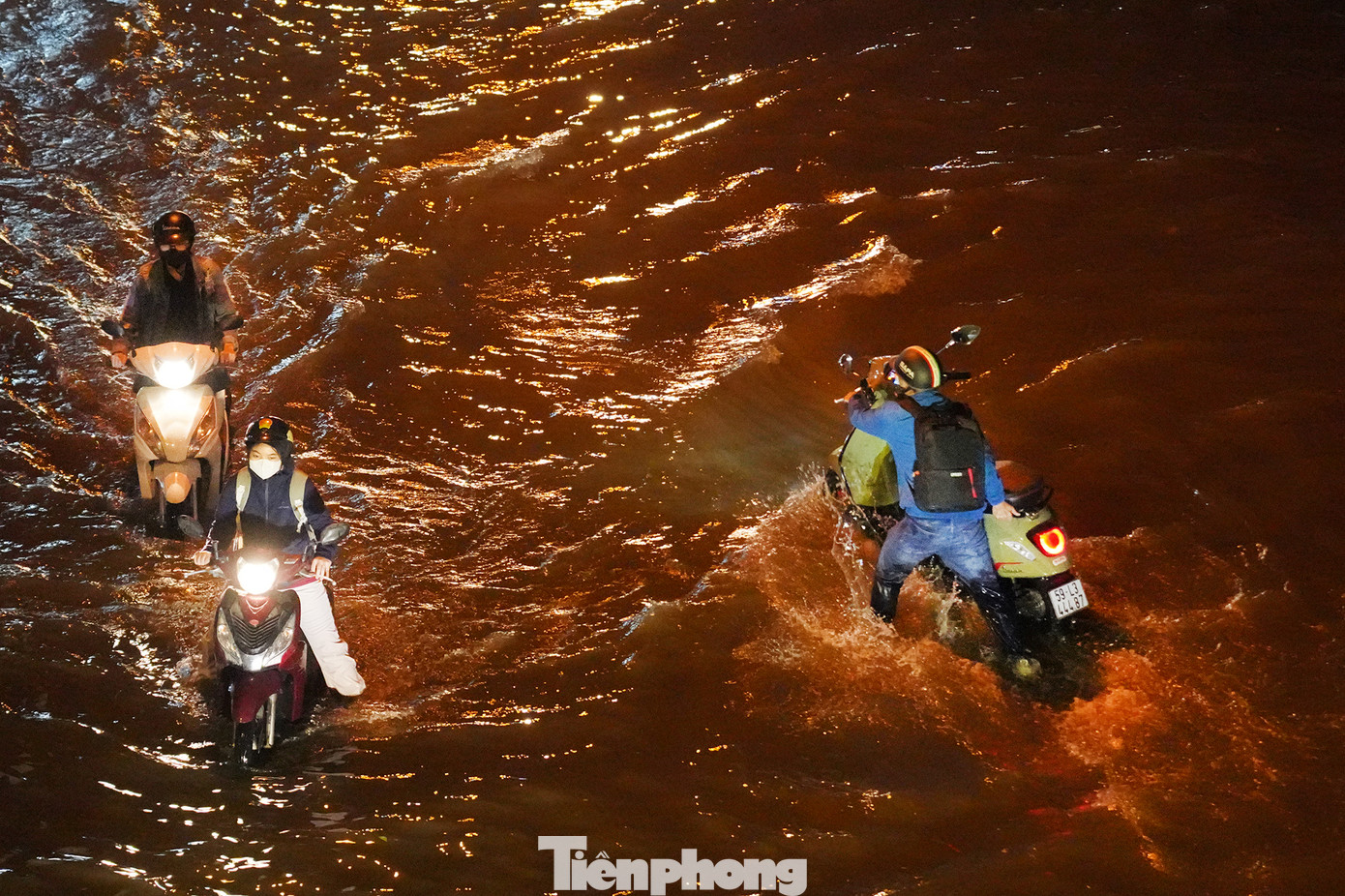 Dự báo trong những ngày tới, TPHCM tiếp tục có mưa rào và giông, có nơi mưa vừa, mưa to đến rất to. Mưa to tập trung chủ yếu về chiều và tối. Trong cơn giông đề phòng lốc, sét và gió giật mạnh.