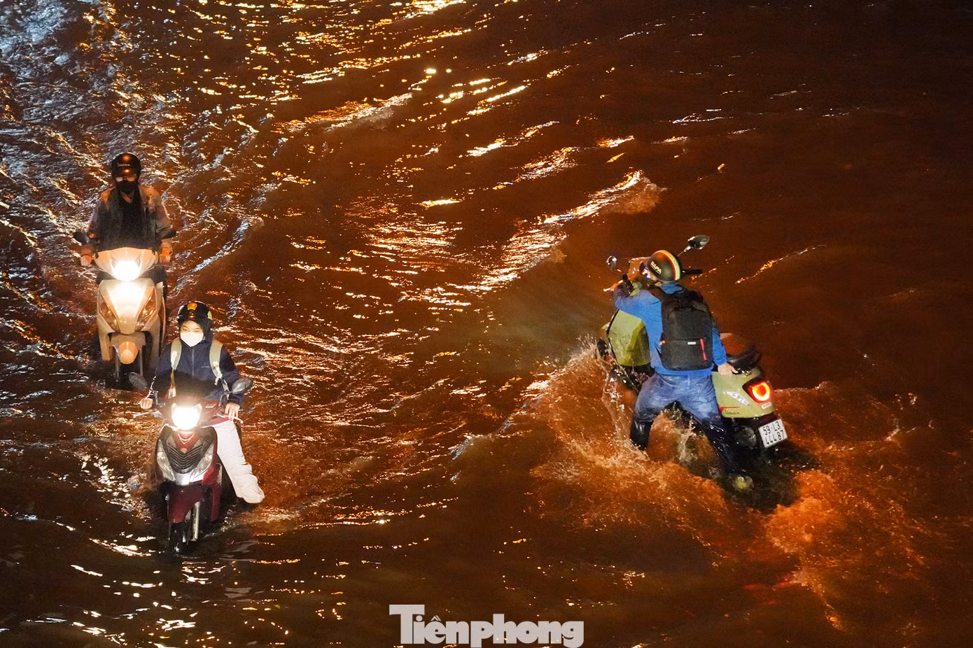 Dự báo trong những ngày tới, TPHCM tiếp tục có mưa rào và giông, có nơi mưa vừa, mưa to đến rất to. Mưa to tập trung chủ yếu về chiều và tối. Trong cơn giông đề phòng lốc, sét và gió giật mạnh.