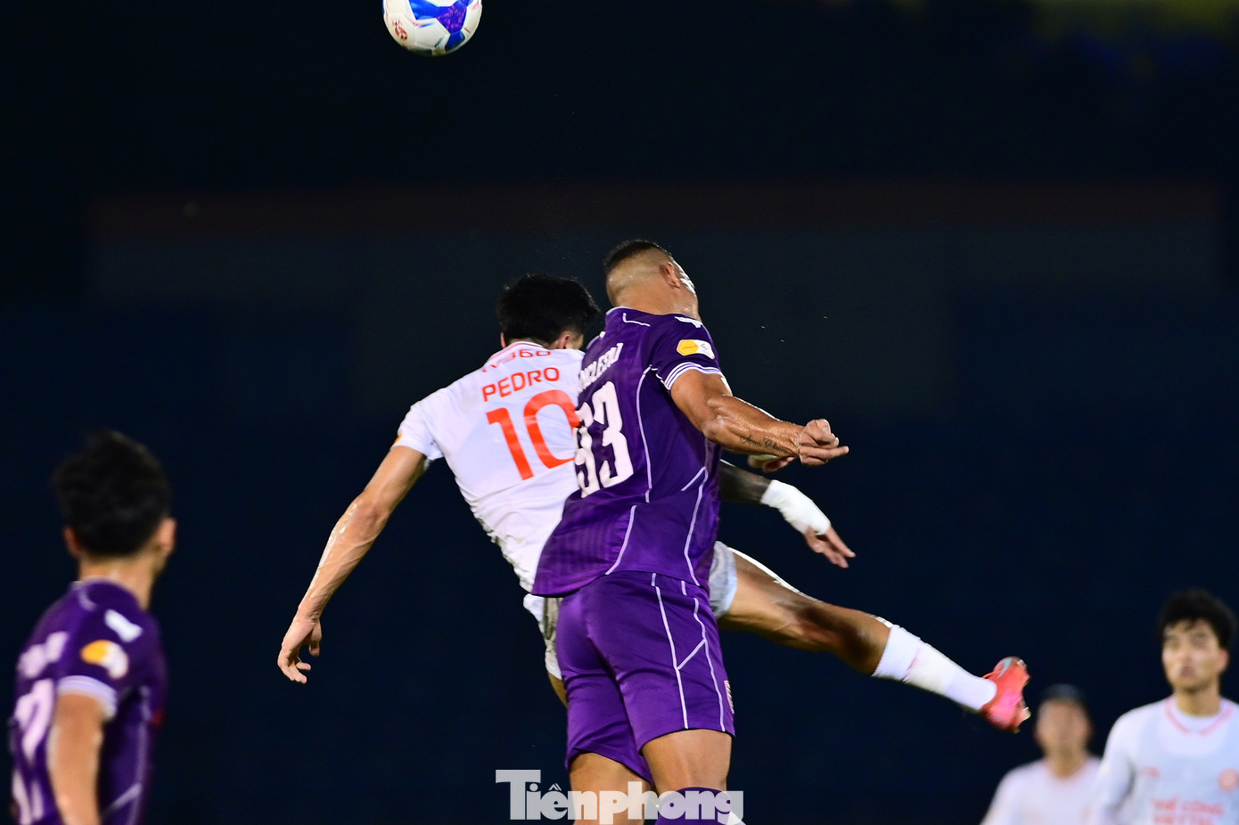 Hiệp 2 tốc độ trận đấu được đẩy lên khá cao nhưng cục diện không thay đổi, tỷ số 1-1 giữ đến gần hết trận.