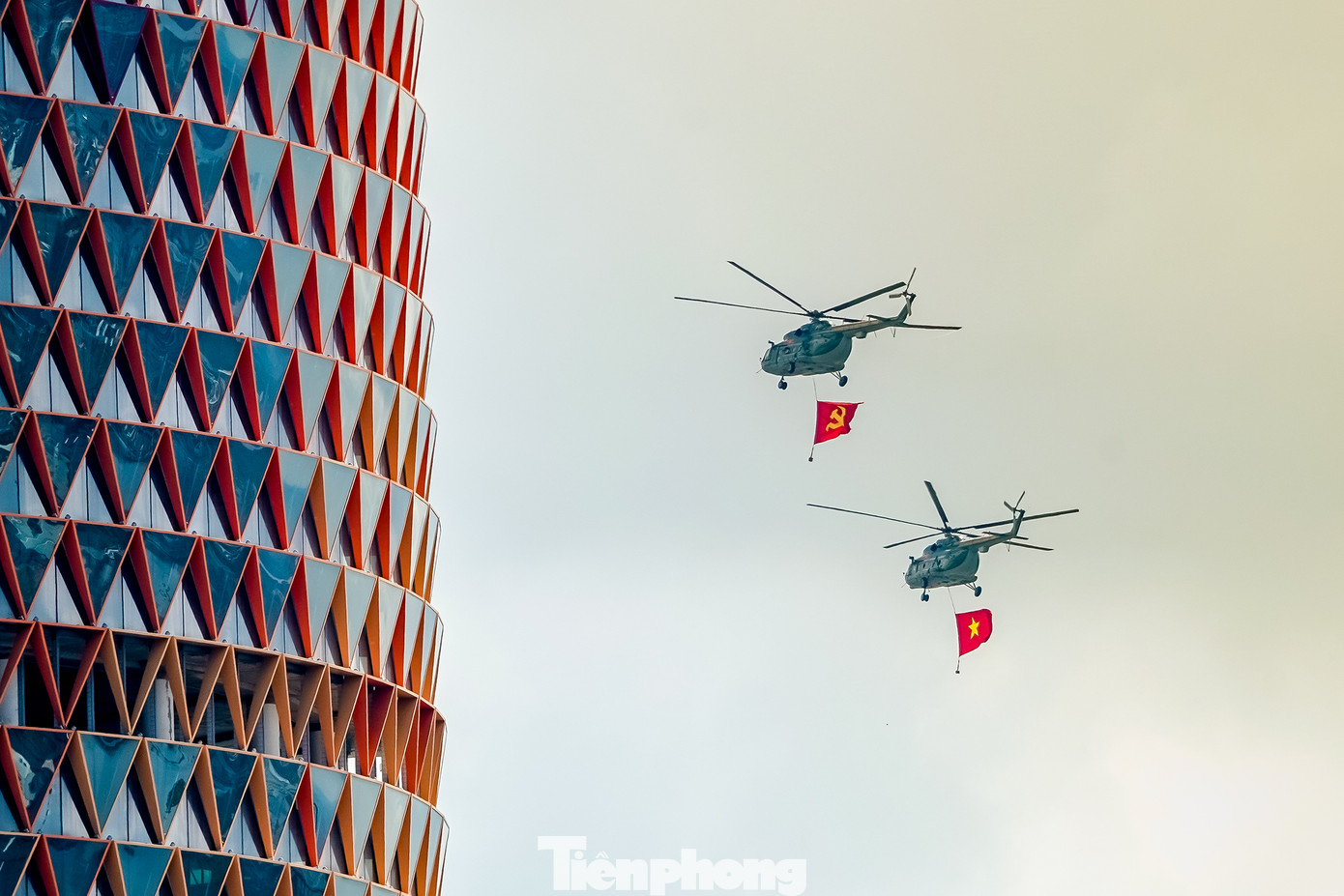 Các tổ bay tham gia ban bay đặc biệt này thuộc Trung đoàn Không quân trực thăng 917 (Sư đoàn 370), Trung đoàn 916 (Sư đoàn 371) và Trung đoàn 930 (Sư đoàn 372).