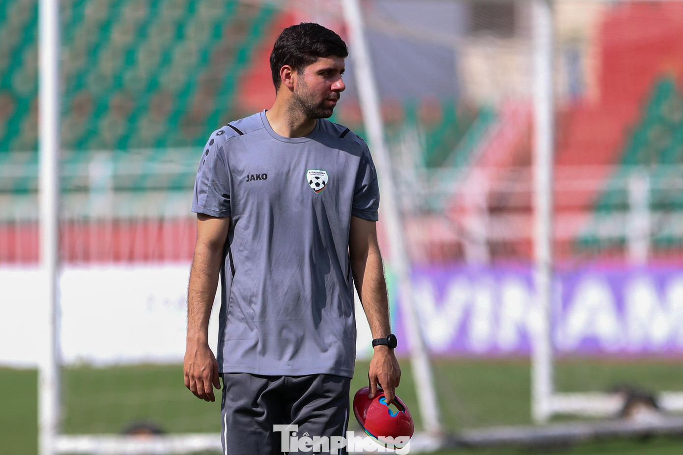 Dù được nhiều ưu ái từ FIFA nhưng HLV Anosh Dastgir của Afghanistan vẫn gặp khó khăn lớn đó là nhiều cầu thủ giỏi của Afghanistan đã tìm đường sang châu Âu và không chịu quay lại khoác áo đội tuyển do những bất ổn về chính trị. Tương tự nhiều cầu thủ trưởng thành từ đội tuyển lại tìm đường ra đi…