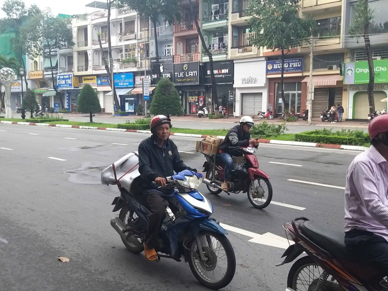 Đoạn dải phân cách có 9 cây cau bị chặt.(Ảnh: LL)