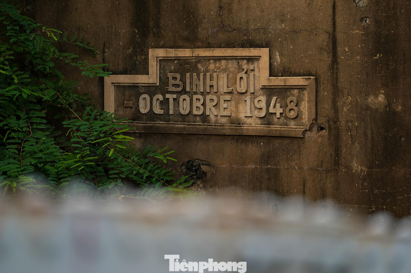 Tháp canh cao gần chục mét nằm bên phải đường ray gần chân cầu theo hướng từ quận Thủ Đức sang quận Bình Thạnh cũng được bảo tồn. Xung quanh tháp thiết kế các cửa sổ khung sắt, lỗ châu mai cùng mặt tường còn dòng chữ nổi &quot;Binh Loi Octobre 1948&quot;.