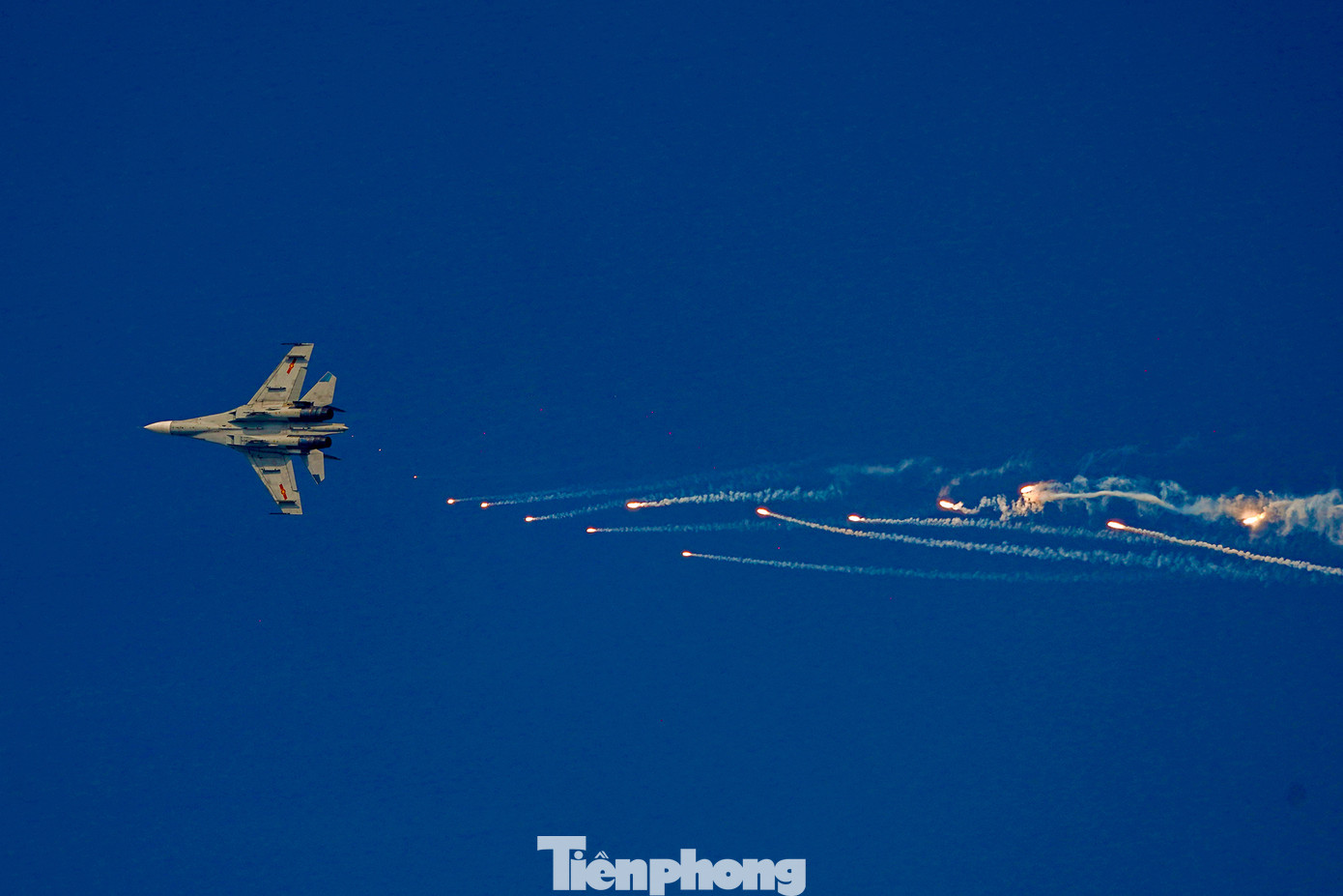 Những buổi bay dù huấn luyện hay trình diễn là dịp để nâng cao trình độ kỹ chiến thuật, rèn luyện bản lĩnh, ý chí và tinh thần chiến đấu của người lính Không quân cưỡi trên mình những chú chim sắt bảo vệ vùng trời. Những buổi bay dù huấn luyện hay trình diễn là dịp để nâng cao trình độ kỹ chiến thuật, rèn luyện bản lĩnh, ý chí và tinh thần chiến đấu của người lính Không quân cưỡi trên mình những chú chim sắt bảo vệ vùng trời.