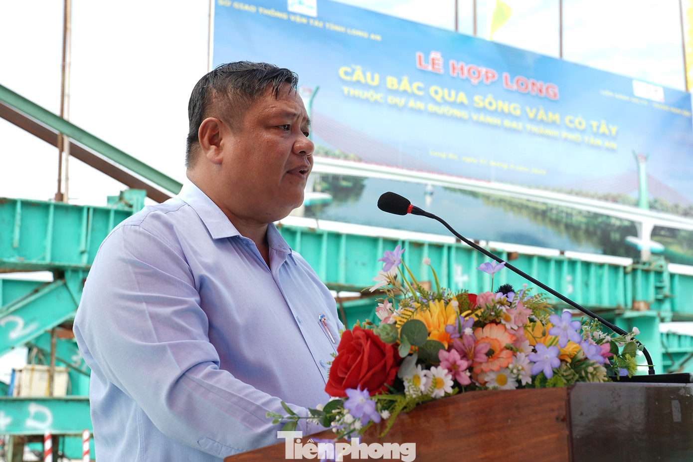Theo ông Đặng Hoàng Tuấn, Giám đốc Sở Giao thông Vận tải Long An, việc hợp long cầu đánh dấu sự nối liền của công trình giữa hai bên bờ sông Vàm Cỏ Tây. Theo ông Đặng Hoàng Tuấn, Giám đốc Sở Giao thông Vận tải Long An, việc hợp long cầu đánh dấu sự nối liền của công trình giữa hai bên bờ sông Vàm Cỏ Tây.