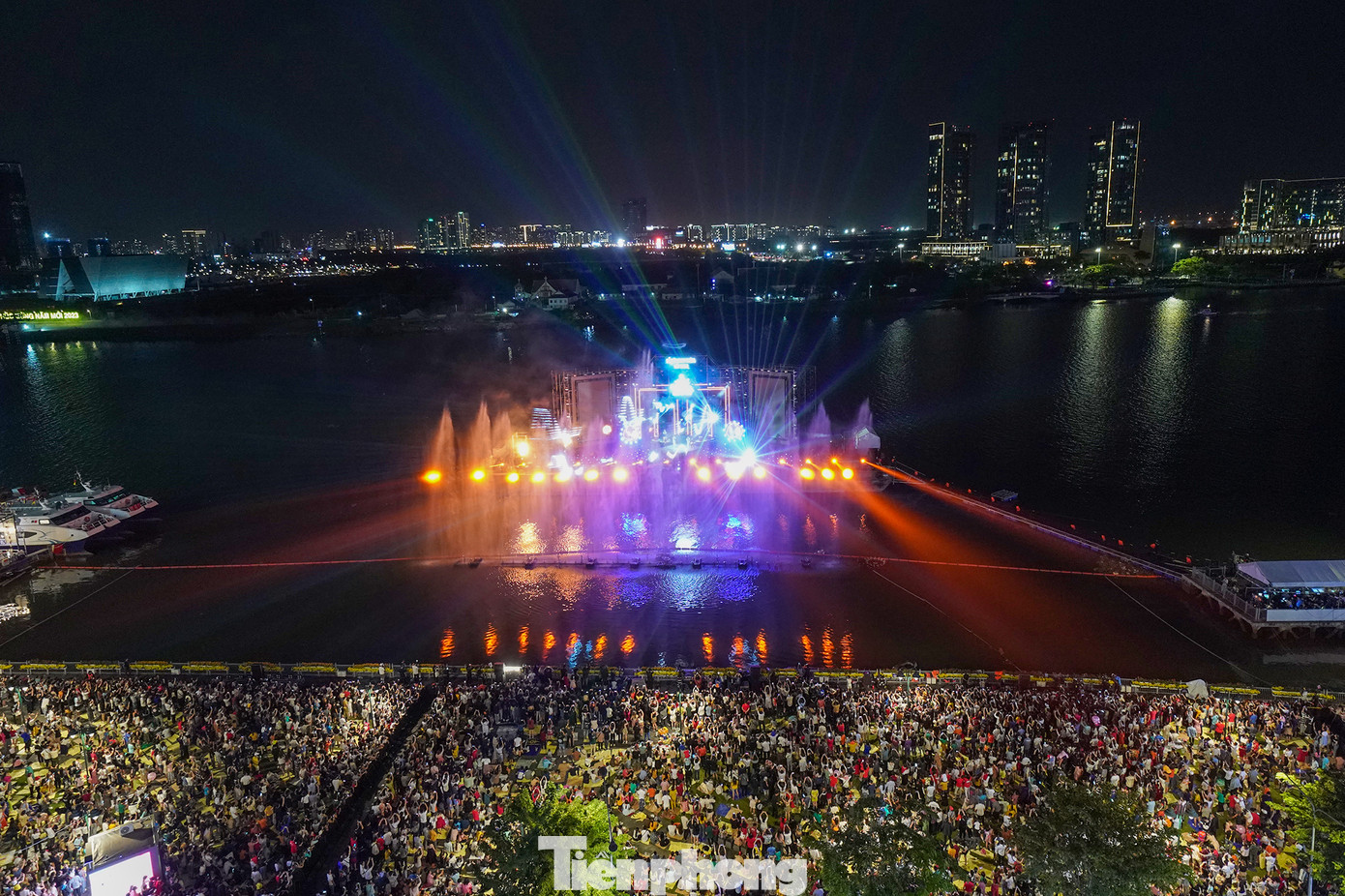 Đại tiệc âm thanh, nhạc nước phục vụ người dân đã khoác lên tấm áo mới cho sông Sài Gòn.