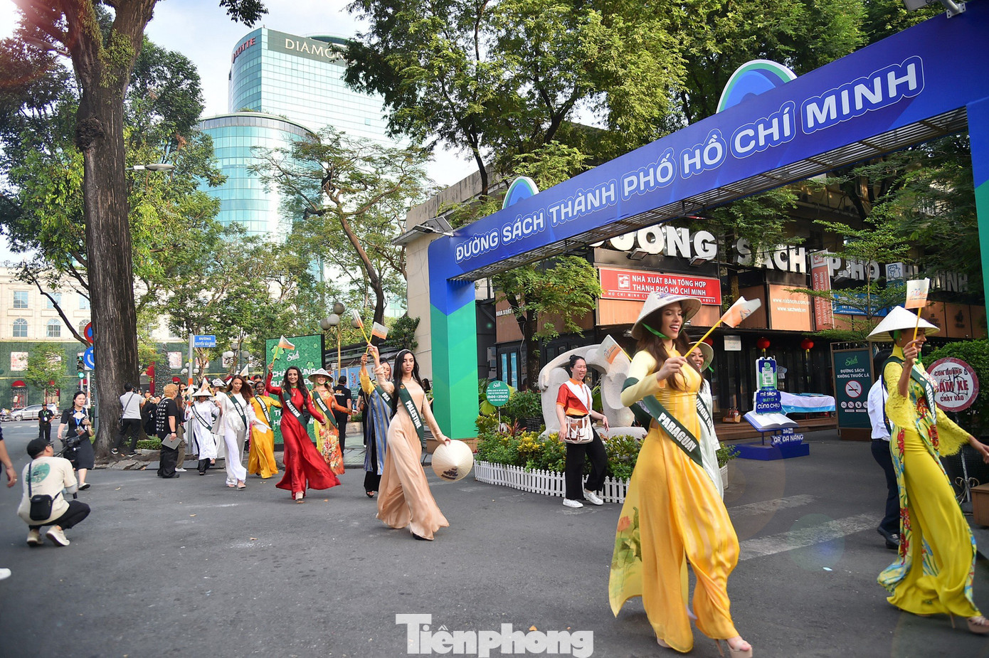 Các người đẹp có mặt từ rất sớm, di chuyển qua một số con đường xung quanh khu vực nhà thờ Đức Bà.