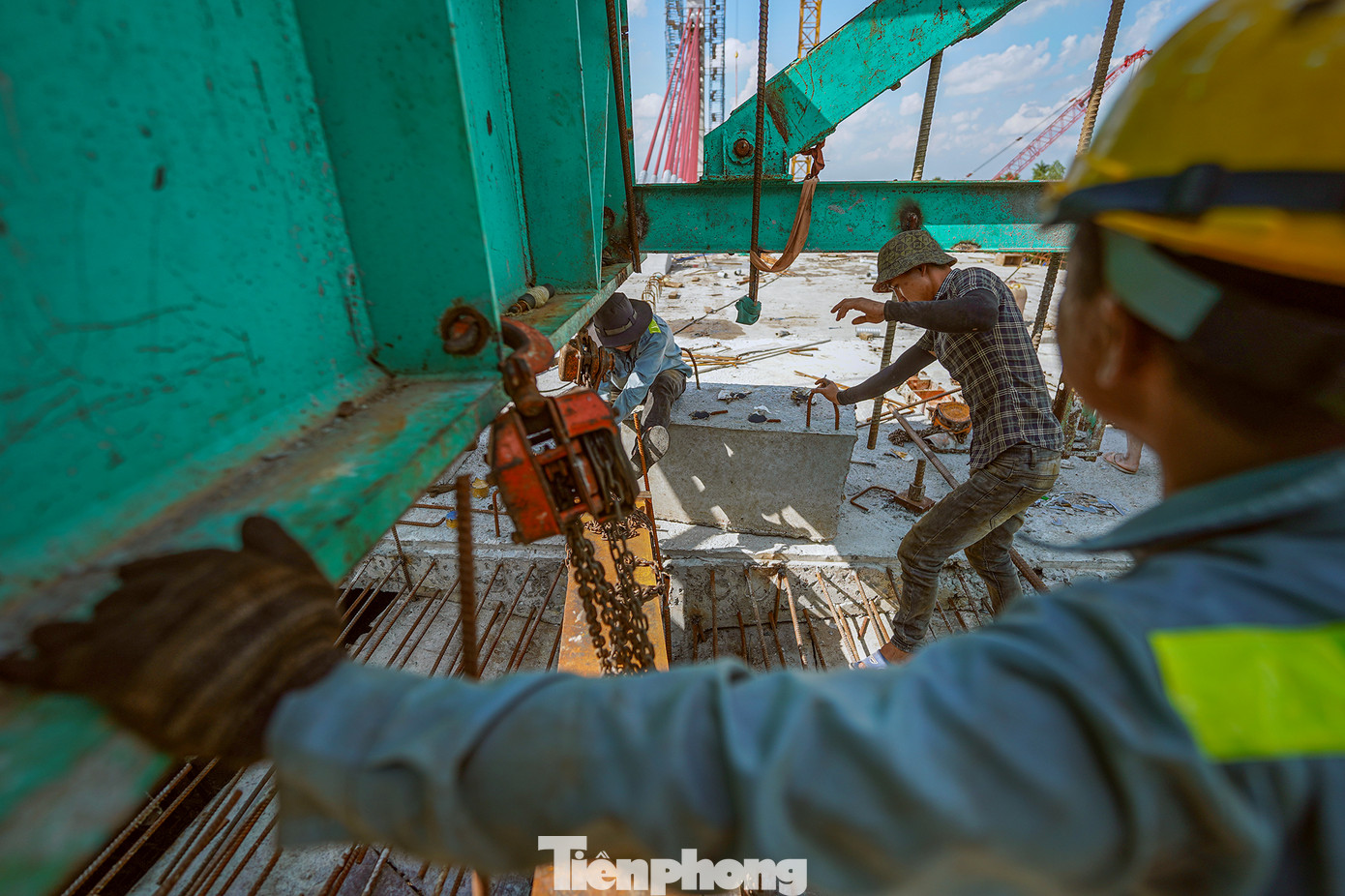 Công nhân đang vận hành phần xe đúc đấu nối thiết bị dằm chống vặn chuẩn bị cho lễ hợp long. (Dằm chống vặn là phần đấu nối quan trọng giúp ổn định bề mặt hai nhịp cầu)