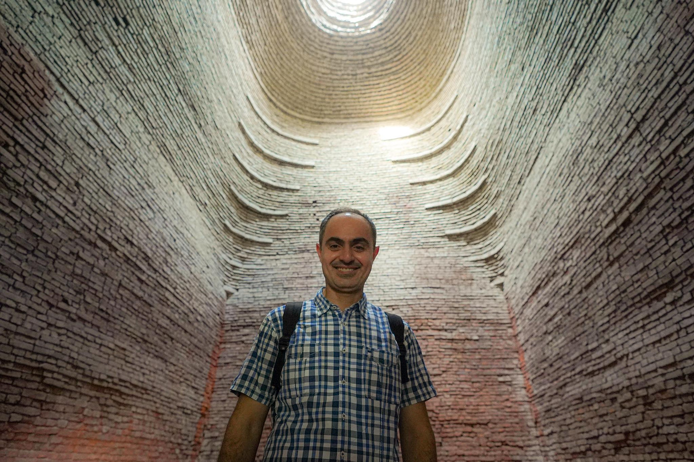 Ông Hamind Mosadeghi, Thư ký thứ nhất Đại sứ quán Iran tại Hà Nội khi tham quan lò gạch cho biết đây cũng là lần đầu tiên ông được trải nghiệm du lịch miệt vườn sông nước miền Tây. "Khi về thăm gia đình ở Iran, tôi sẽ giới thiệu Việt Nam với gia đình và bạn bè, nơi có những vùng đất hấp dẫn, thân thiện đáng để đến trải nghiệm du lịch... Đặc biệt, tôi sẽ giới thiệu về vùng đất Bến Tre, với chỉ từ một cây dừa, người dân làm rất nhiều sản phẩm độc đáo phục vụ cho cuộc sống, từ gáo múc nước đến chén, đĩa ăn cơm, cốc uống nước, xà bông tắm, kẹo bánh...", ông Hamin chia sẻ.