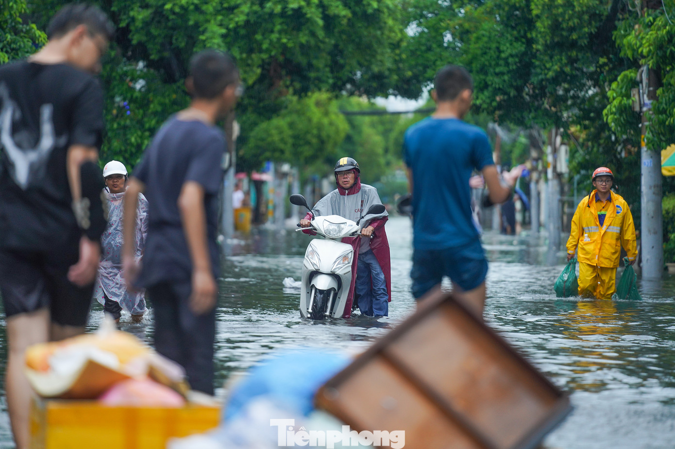 Tuyến đường Dương Văn Cam ngập ngập nặng. "Giờ là nước rút bớt rồi, lúc mới mưa thì sâu khoảng 5 tấc", một người dân nói. Tuyến đường Dương Văn Cam ngập ngập nặng. "Giờ là nước rút bớt rồi, lúc mới mưa thì sâu khoảng 5 tấc", một người dân nói.