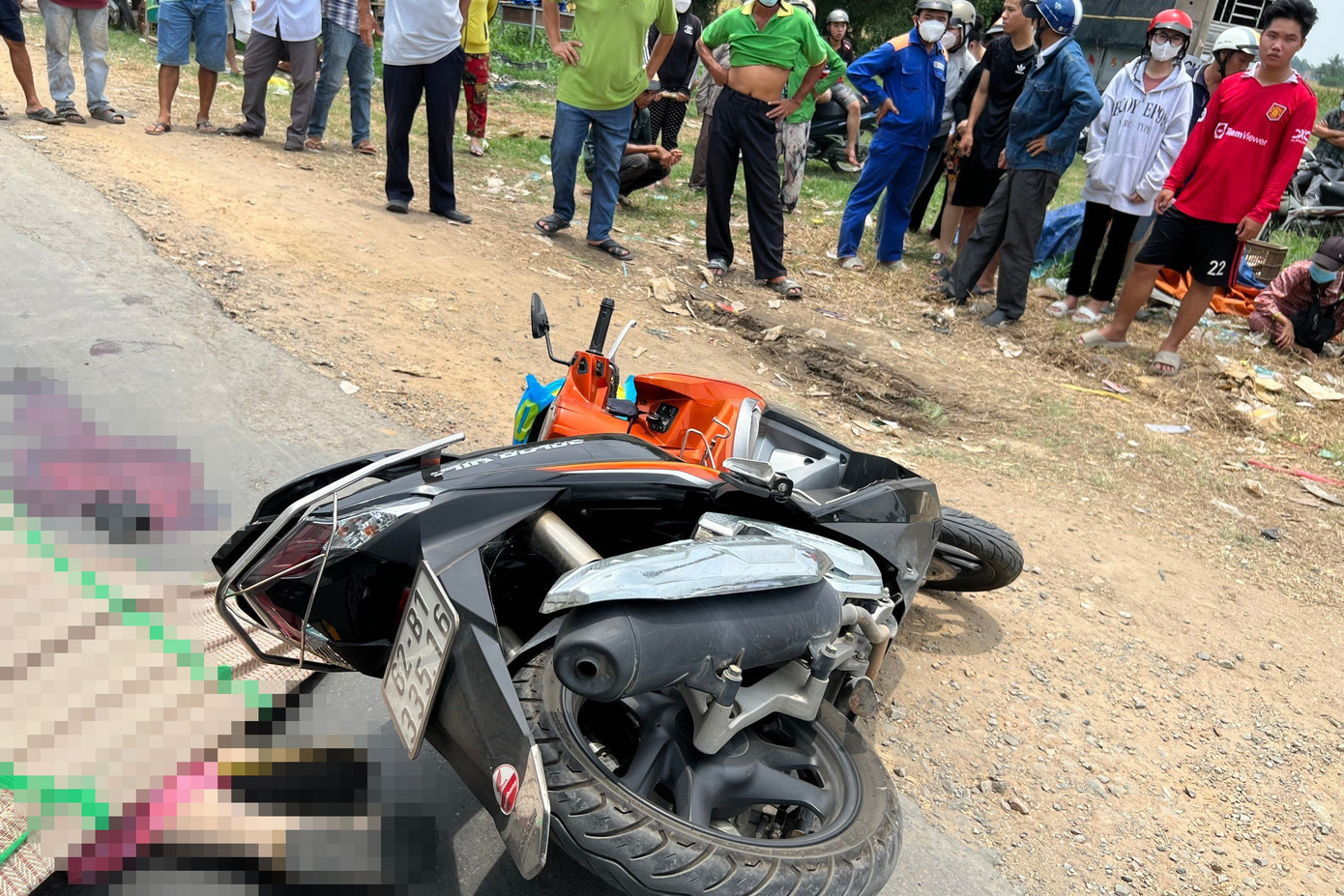 Sáng 29/4, Chị T.T.H ( 39 tuổi, ngụ TP Tân An, Long An) điều khiển xe máy BKS 62B1-335.16 lưu thông trên Quốc lộ 62 hướng từ TP Tân An đi Mộc Hóa đã gặp nạn.