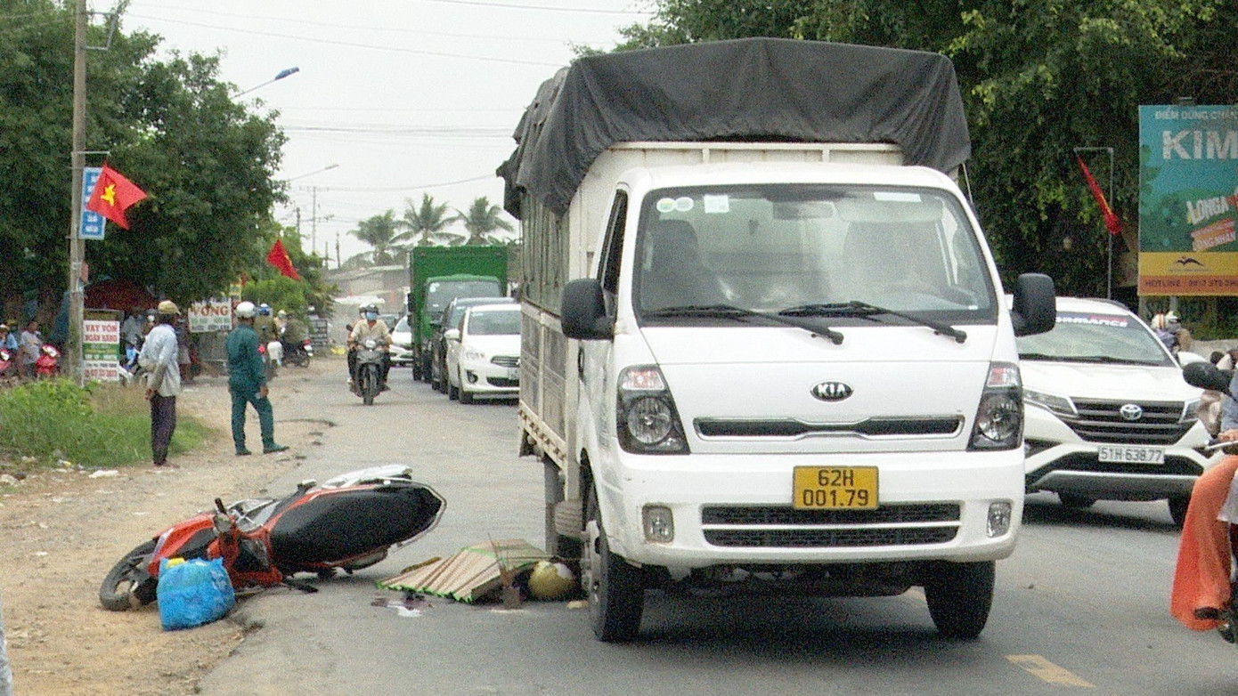 Khi đến khu vực ấp 3 (xã Mỹ Phú, huyện Thủ Thừa), do tránh xe tải đang đỗ bên đường nên chị H ngã xuống, bị xe tải mang BKS 62H-001.79 do tài xế N.P.Đ ( huyện Châu Thành, Bến Tre) điều khiển lưu thông cùng chiều cán lên người khiến nạn nhân tử vong tại chỗ.