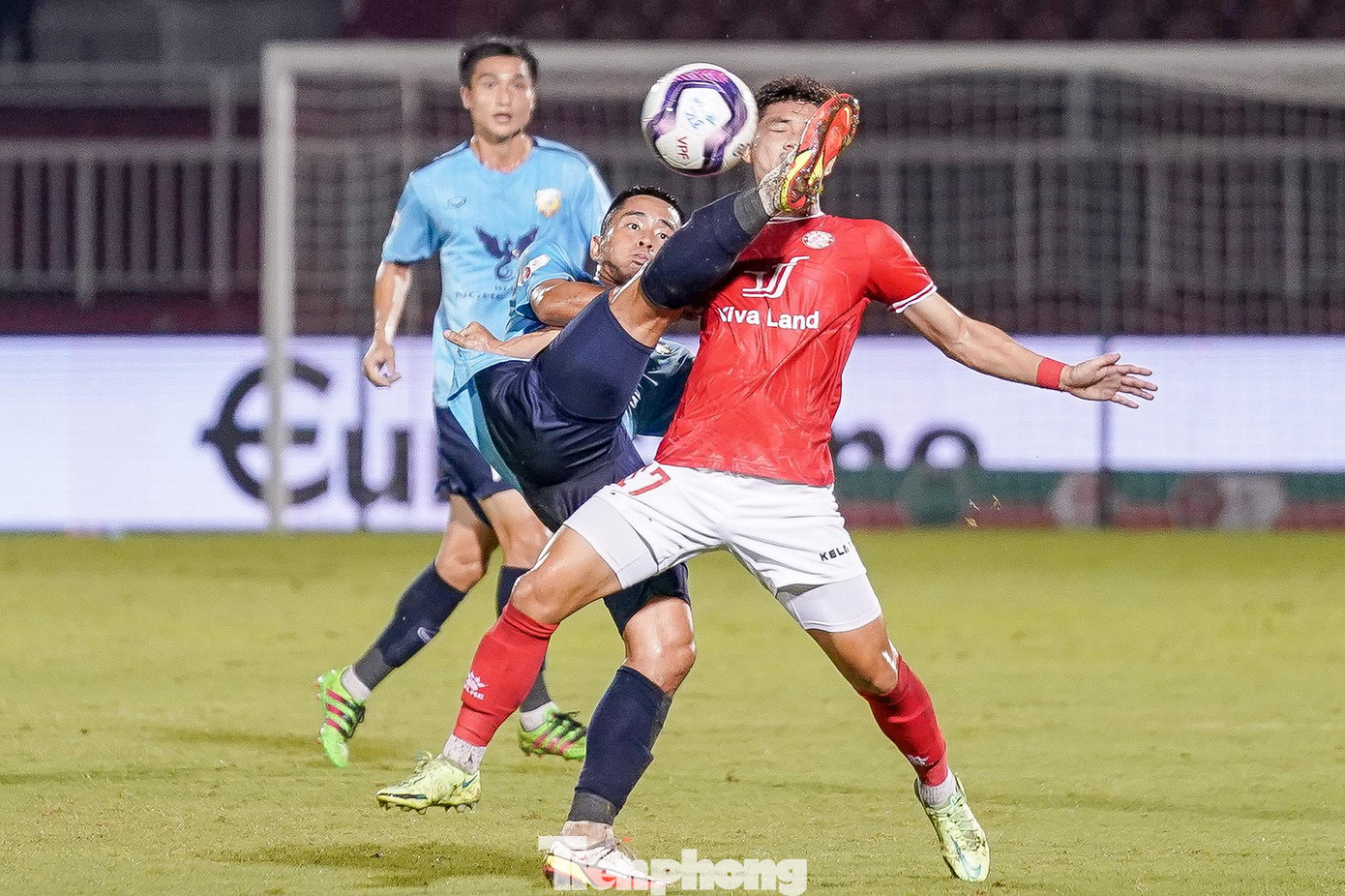 Càng về cuối hiệp 2, trận đấu càng hấp dẫn khi hai đội chơi đôi công, không ngại áp sát.