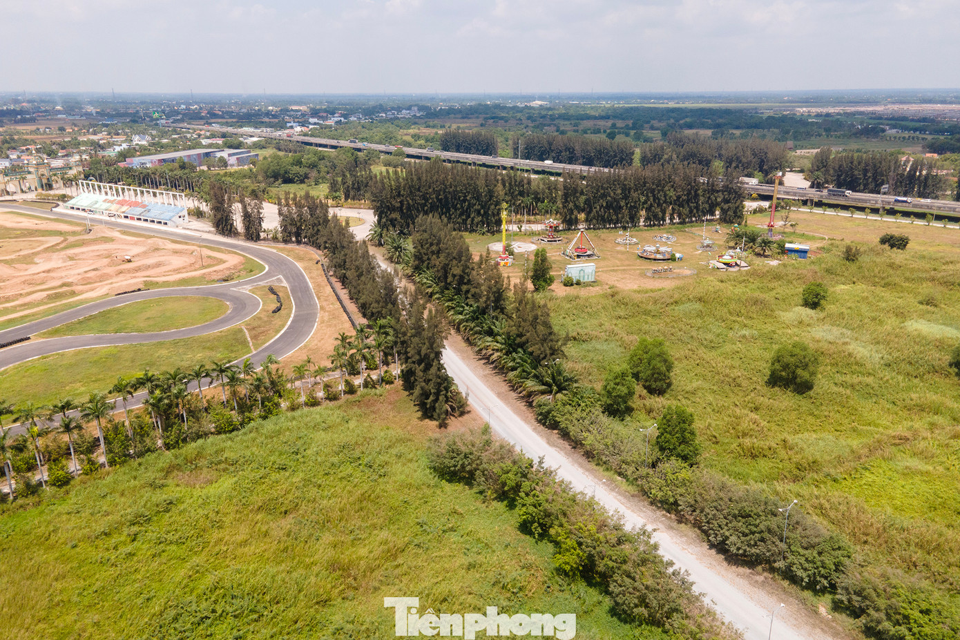 Bên trái là đường đua, bên phải là khu vui chơi trẻ em hoang phế.