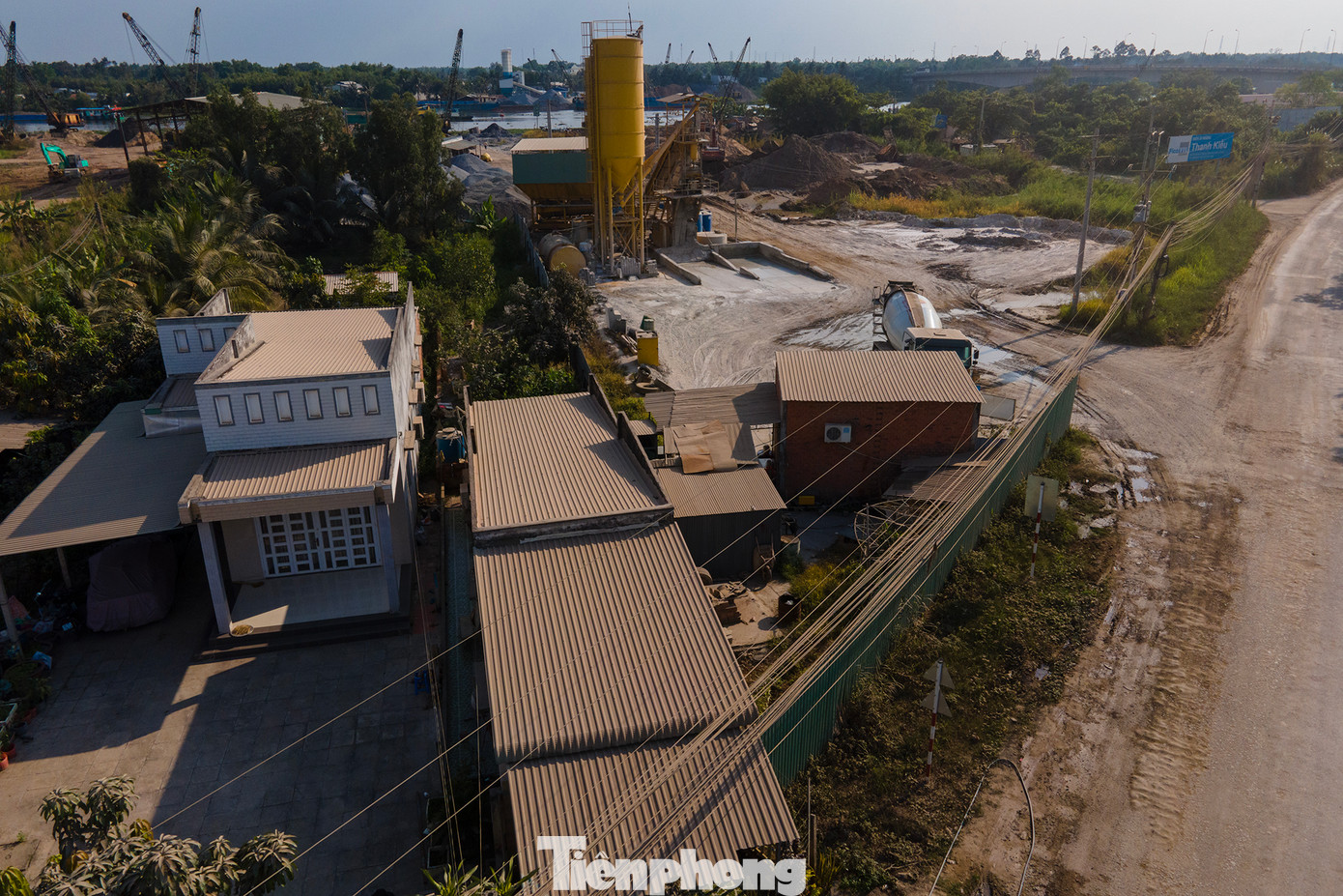 Nhà máy bê tông nằm phía sau nhà ông Trân. Có thể thấy mức độ tác động của bụi mù mà ông Trân và người dân nơi đây phải gánh chịu. Nhà máy bê tông nằm phía sau nhà ông Trân. Có thể thấy mức độ tác động của bụi mù mà ông Trân và người dân nơi đây phải gánh chịu.