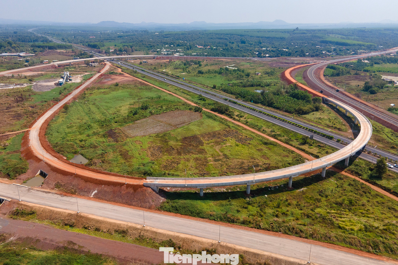 Tuy nhiên, trên thực tế công trường dự án còn rất ngổn ngang. Nút giao cao tốc Dầu Giây - Phan Thiết với cao tốc TPHCM - Long Thành - Dầu Giây đoạn qua địa phận huyện Thống Nhất, tỉnh Đồng Nai mới nên hình hài đoạn đường dẫn vào cao tốc.