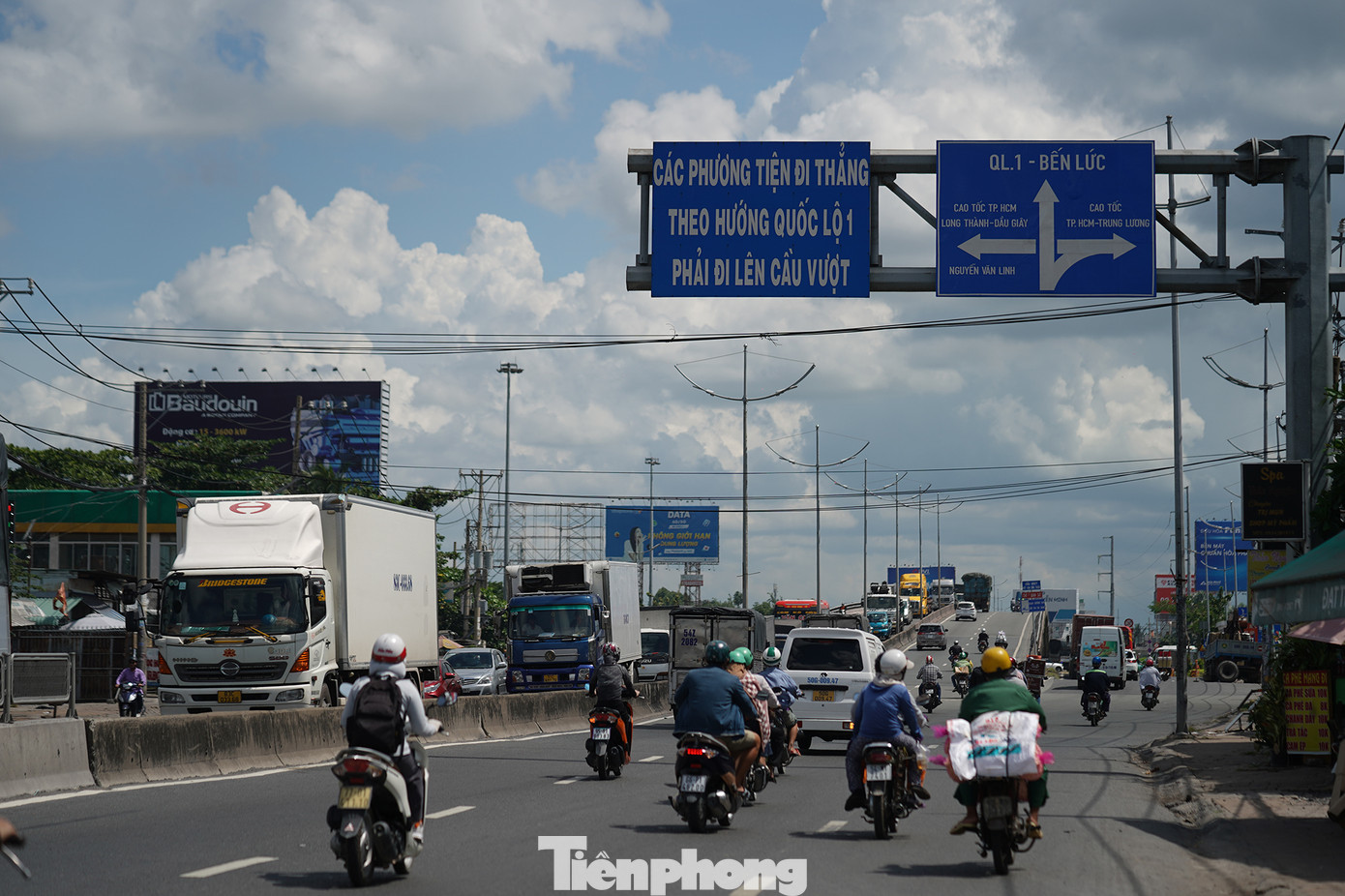 Hướng TPHCM về các tỉnh miền Tây Nam bộ, đoạn gần cầu vượt nút giao Bình Thuận, đầu đường Nguyễn Văn Linh. Hướng TPHCM về các tỉnh miền Tây Nam bộ, đoạn gần cầu vượt nút giao Bình Thuận, đầu đường Nguyễn Văn Linh.