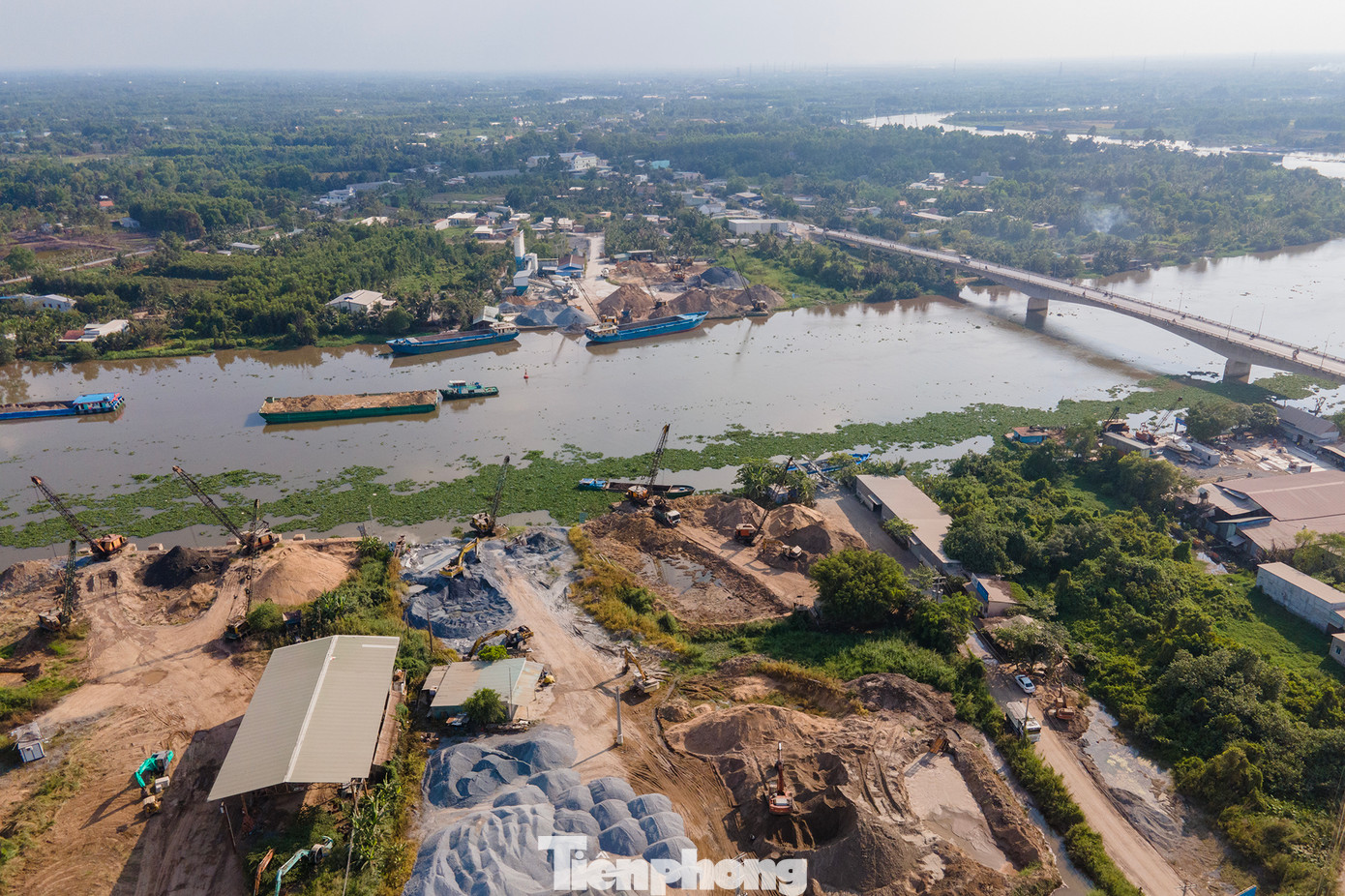 Tuy nhiên, khi phát hiện lực lượng làm nhiệm vụ thì dường như các hoạt động ra, vào vận chuyển cát tại các bãi vật liệu khu vực này lại trở nên im ắng. Tuy nhiên, khi phát hiện lực lượng làm nhiệm vụ thì dường như các hoạt động ra, vào vận chuyển cát tại các bãi vật liệu khu vực này lại trở nên im ắng.