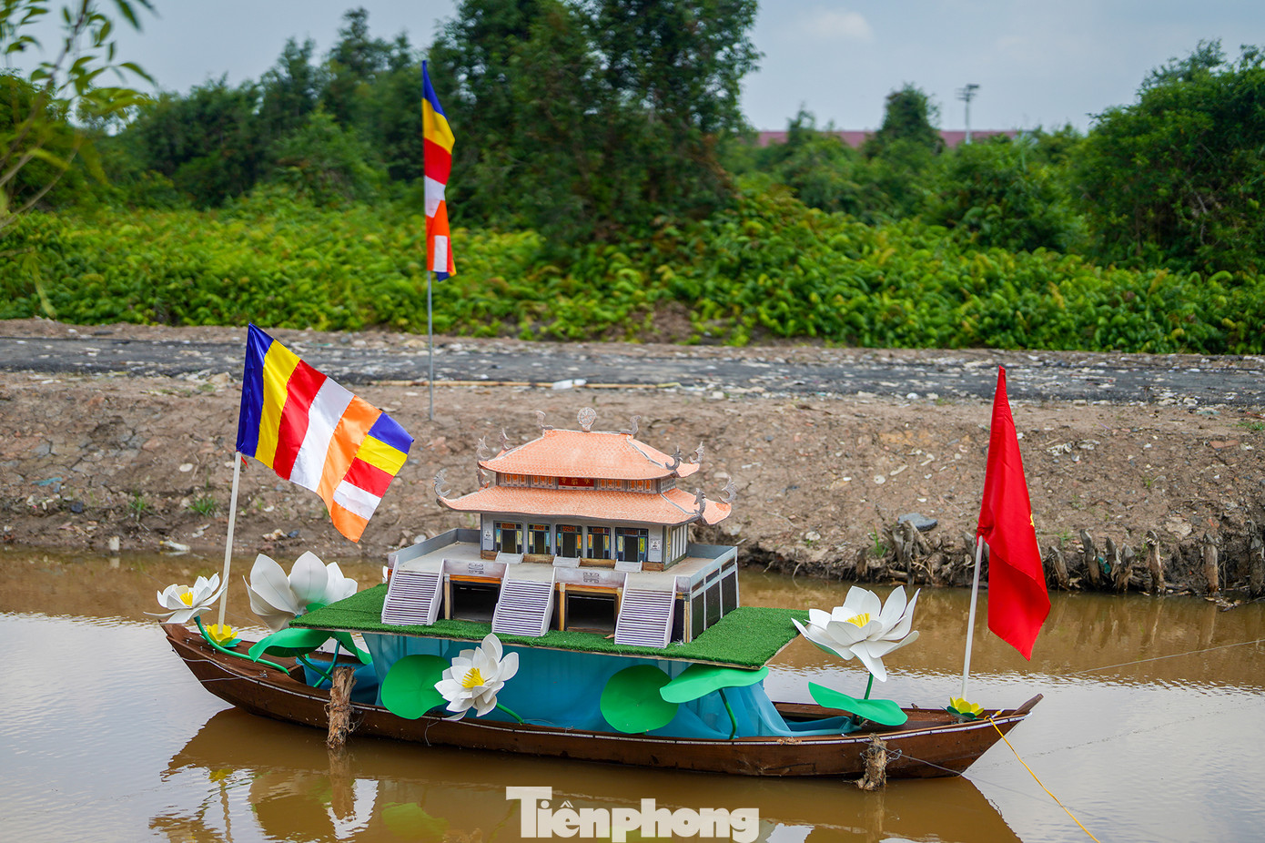 Tiểu cảnh chùa Vĩnh Nghiêm. Chùa được xây dựng từ thập niên 1960 là chốn thiền môn, điểm tựa tinh thần của tín đồ Phật tử miền Nam. Ngày nay, ngôi chùa với kiến trúc Phật giáo tiêu biểu đã trở thành điểm đến hấp dẫn, để lại nhiều ấn tượng khó quên cho du khách khi đến thăm TPHCM.