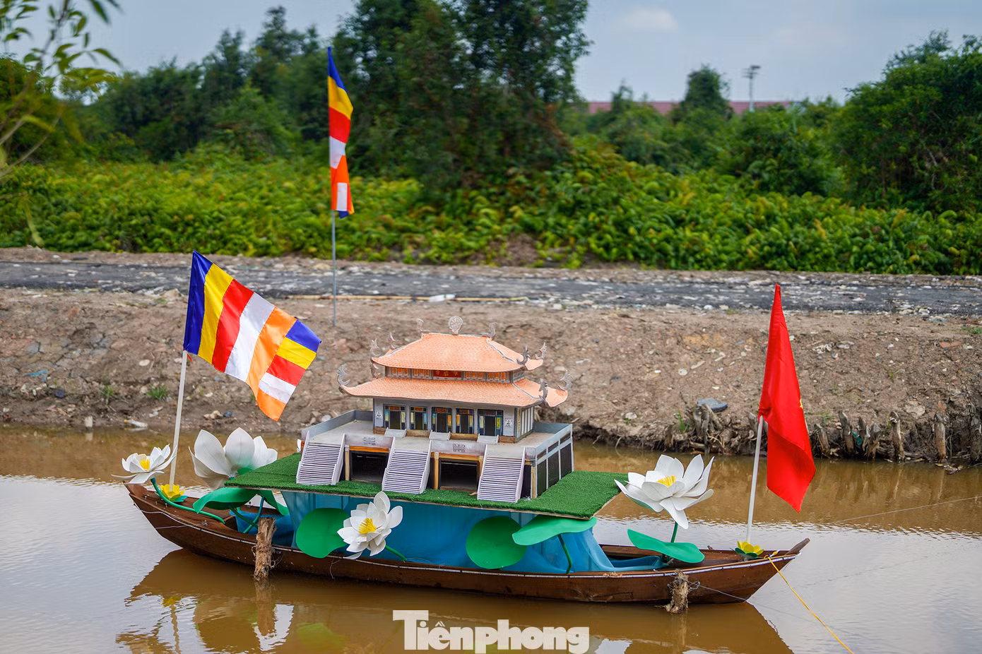 Tiểu cảnh chùa Vĩnh Nghiêm. Chùa được xây dựng từ thập niên 1960 là chốn thiền môn, điểm tựa tinh thần của tín đồ Phật tử miền Nam. Ngày nay, ngôi chùa với kiến trúc Phật giáo tiêu biểu đã trở thành điểm đến hấp dẫn, để lại nhiều ấn tượng khó quên cho du khách khi đến thăm TPHCM.