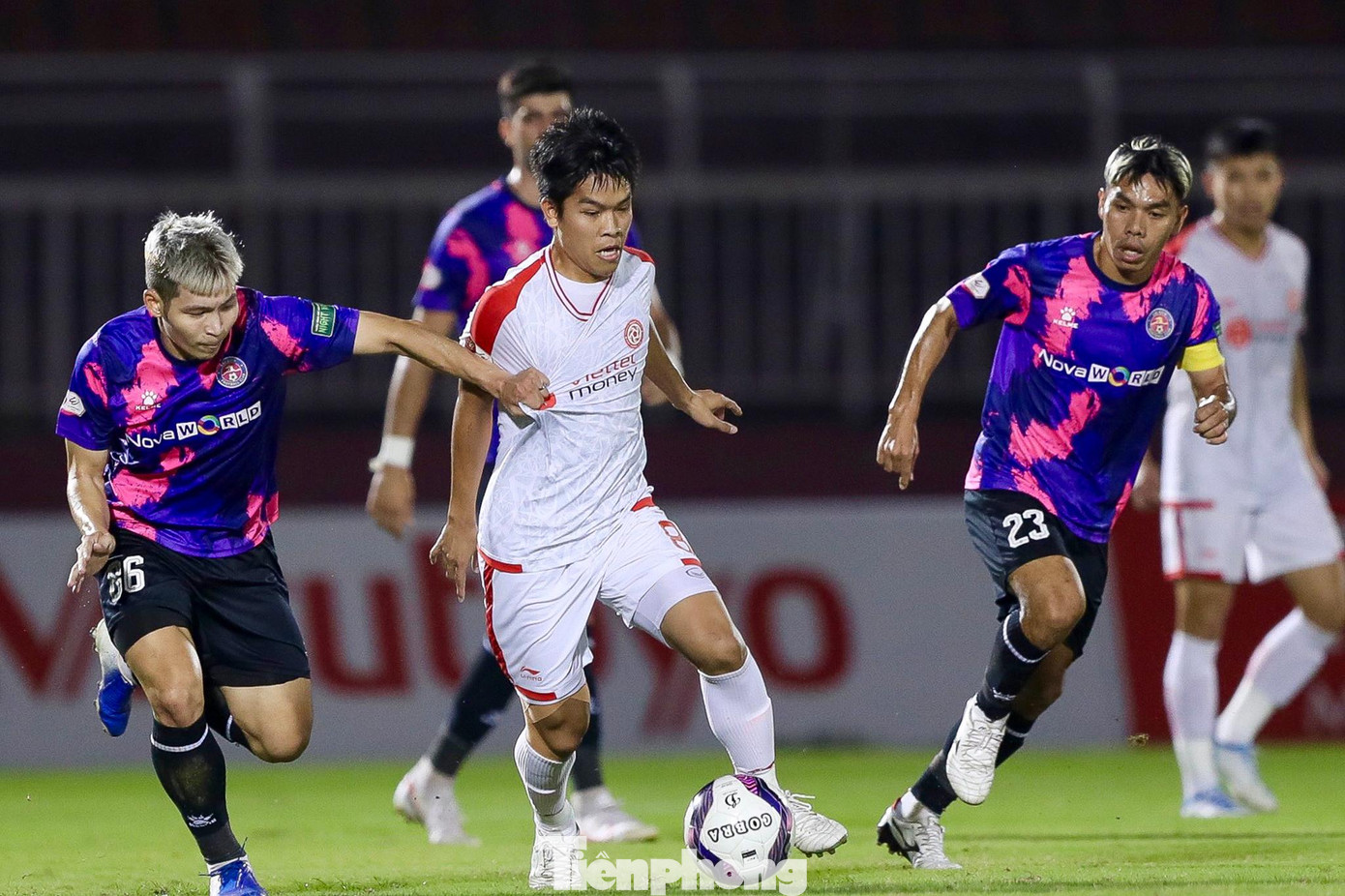 Trận đấu kết thúc với tỉ số hòa 1-1. Với kết quả này, Sài Gòn tiếp tục chôn chân ở vị trí đáy bảng với 16 điểm như TPHCM nhưng thua về hiệu số và thi đấu nhiều hơn một trận. Trong khi đó, Viettel lỡ cơ hội đòi lại vị trí thứ 2 từ tay Hải Phòng. Trận đấu kết thúc với tỉ số hòa 1-1. Với kết quả này, Sài Gòn tiếp tục chôn chân ở vị trí đáy bảng với 16 điểm như TPHCM nhưng thua về hiệu số và thi đấu nhiều hơn một trận. Trong khi đó, Viettel lỡ cơ hội đòi lại vị trí thứ 2 từ tay Hải Phòng.