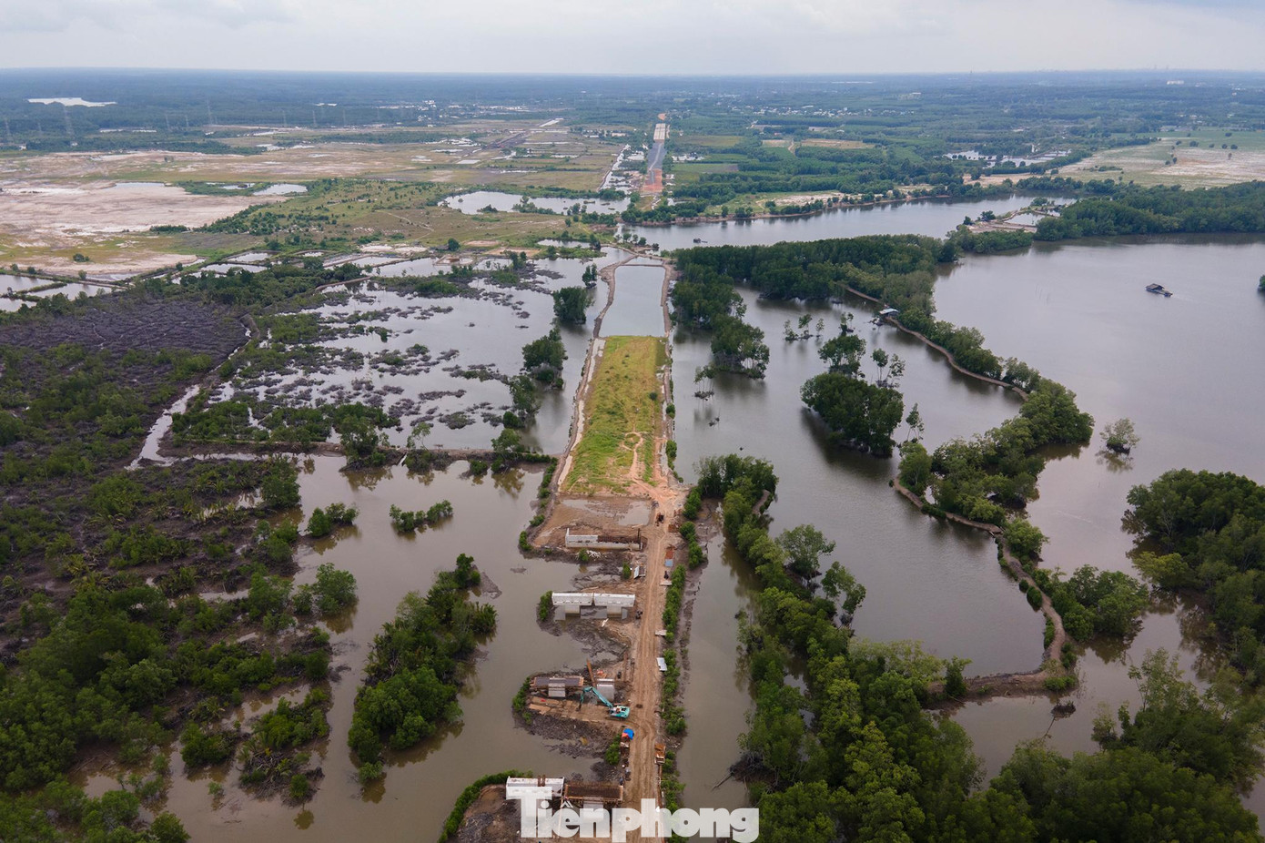 Dự án cao tốc Bến Lức - Long Thành được khởi công xây dựng vào tháng 7/2014. Đây là dự án trọng điểm quốc gia thuộc trục cao tốc Bắc - Nam, là dự án đường bộ cao tốc lớn nhất miền Nam, có tổng chiều dài hơn 57km đi qua địa phận TPHCM, tỉnh Long An và Đồng Nai. Ban đầu, dự án dự kiến 2018 khánh thành, nhưng đã lùi tiến độ hoàn thành vào năm 2025.