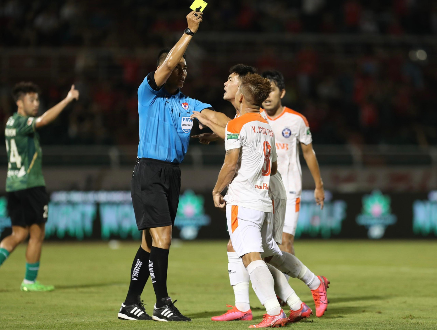 HLV của S.Đà Nẵng không đồng tình với quyết định thổi phạt đền dẫn đến bàn mở tỉ số cho TPHCM. HLV của S.Đà Nẵng không đồng tình với quyết định thổi phạt đền dẫn đến bàn mở tỉ số cho TPHCM.