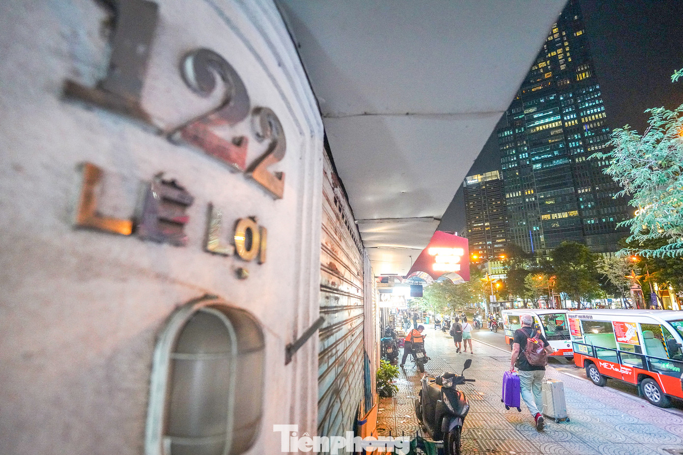 Đường Lê Lợi có nhiều mặt bằng bỏ trống vì chưa tìm được chủ mới. Trên tuyến đường này còn có mặt bằng khoảng 100m2 đang được rao bán với giá trăm tỷ.