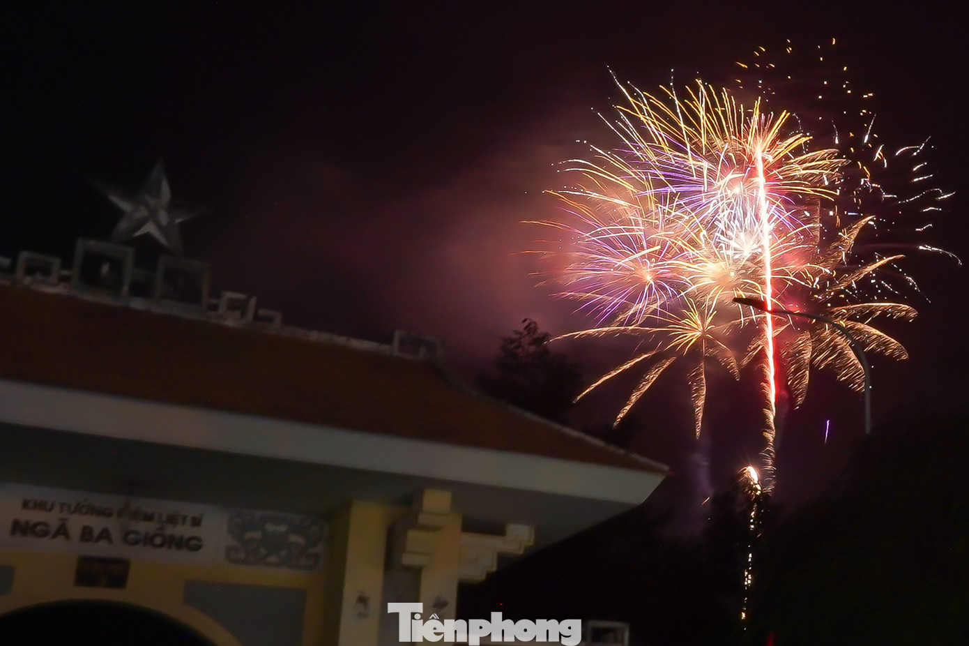 Đúng 0h, những phát pháo hoa đầu tiên rực sáng không gian Khu di tích lịch sử Ngã Ba Giồng.