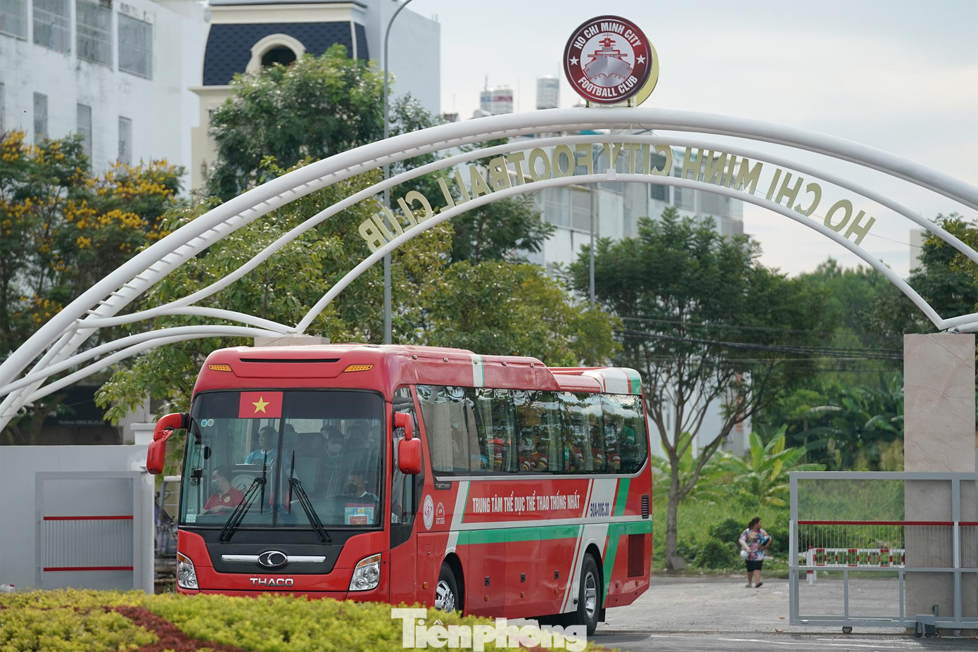 Xe chở đội tuyển Việt Nam xuất hiện tại sân vận động Quận 7, cũng là &quot;đại bản doanh&quot; của CLB TPHCM lúc 16h, chiều 20/9 để tập buổi cuối cùng trước trận gặp Singapore.