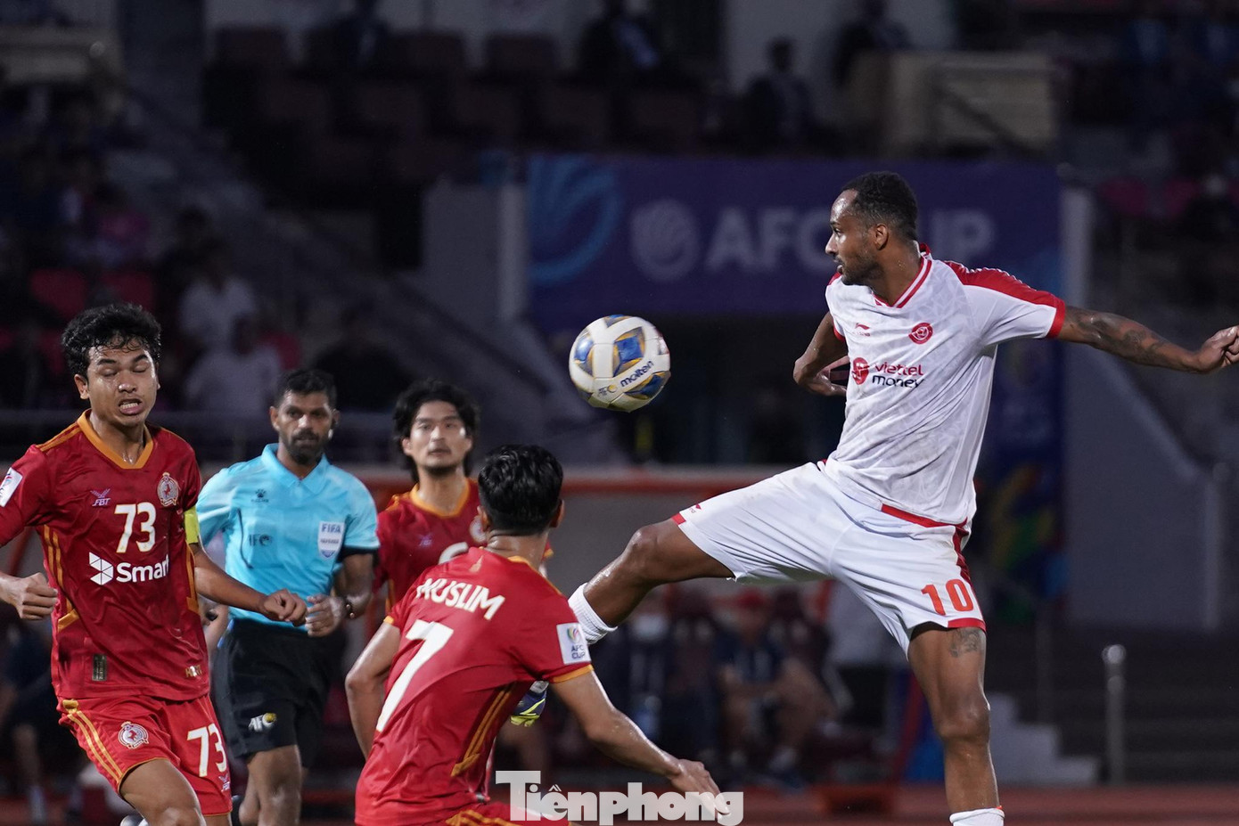 Perdo bị vây chặt trước hàng thủ dày đặc của Phnom Penh Crown.