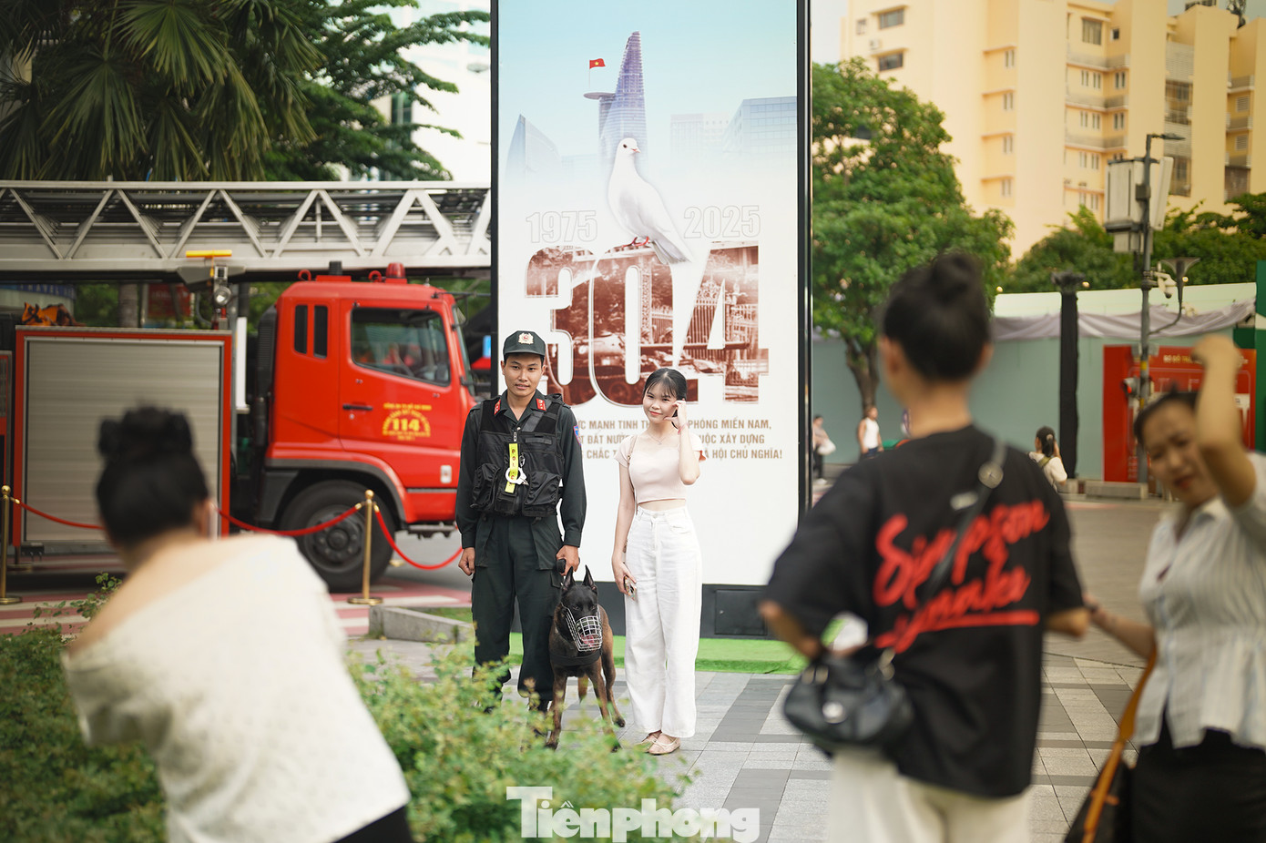 Dũng mãnh khi làm nhiệm vụ hay trong các bài biểu diễn, nhưng các chú cảnh khuyển tỏ ra khá thân thiện trong đời thường. Trong ảnh, Thiếu uý Lê Đình Ngọc và cảnh khuyển Jason (2 tuổi) chụp ảnh cùng người dân trên phố đi bộ Nguyễn Huệ.