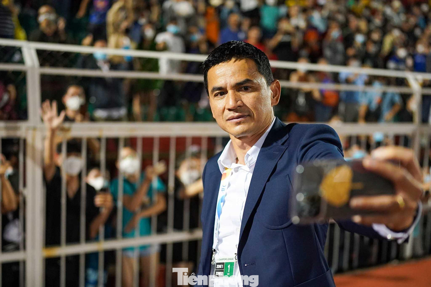 HLV Kiatisuk xúc động trước tình cảm người hâm mộ dành cho đội. &quot;Thi đấu với các đối thủ mạnh như thế này là điều không hề dễ dàng. Chúng tôi luôn phải nỗ lực sau từng trận và gặp nhiều khó khăn. Các cầu thủ luôn muốn chiến đấu để cống hiến cho người hâm mộ. Tôi cũng muốn cảm ơn các cổ động viên luôn bên cạnh HAGL&quot;, HLV Kiatisuk nói.