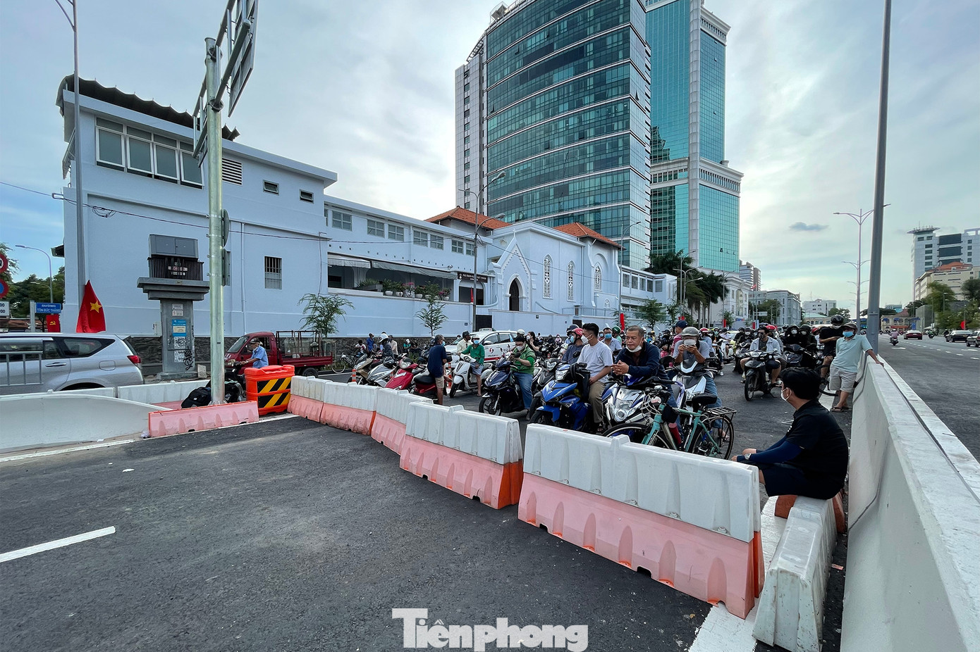 Người dân chờ đợi cầu Ba Son (lúc này là cầu Thủ Thiêm 2) thông xe vào ngày 28/4/2022. Người dân chờ đợi cầu Ba Son (lúc này là cầu Thủ Thiêm 2) thông xe vào ngày 28/4/2022.