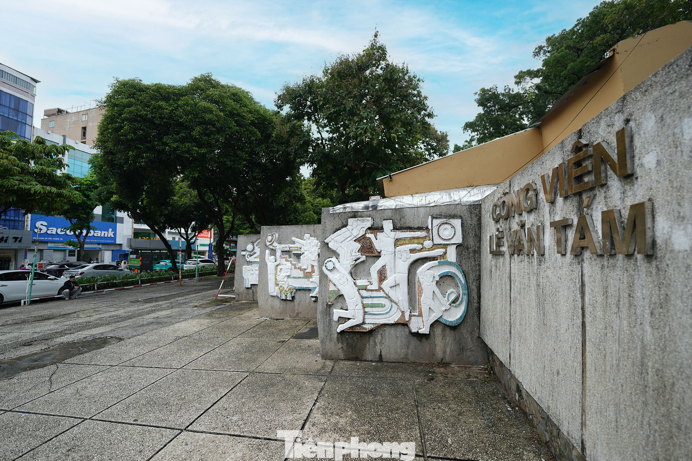 Công viên Lê Văn Tám (Quận 1) tiếp tục được đề xuất xây nhà xe cao tầng với 9 khối ô tô dạng xoay cao 21m, sức chứa 144 xe dưới 9 chỗ và rộng khoảng 427m2.