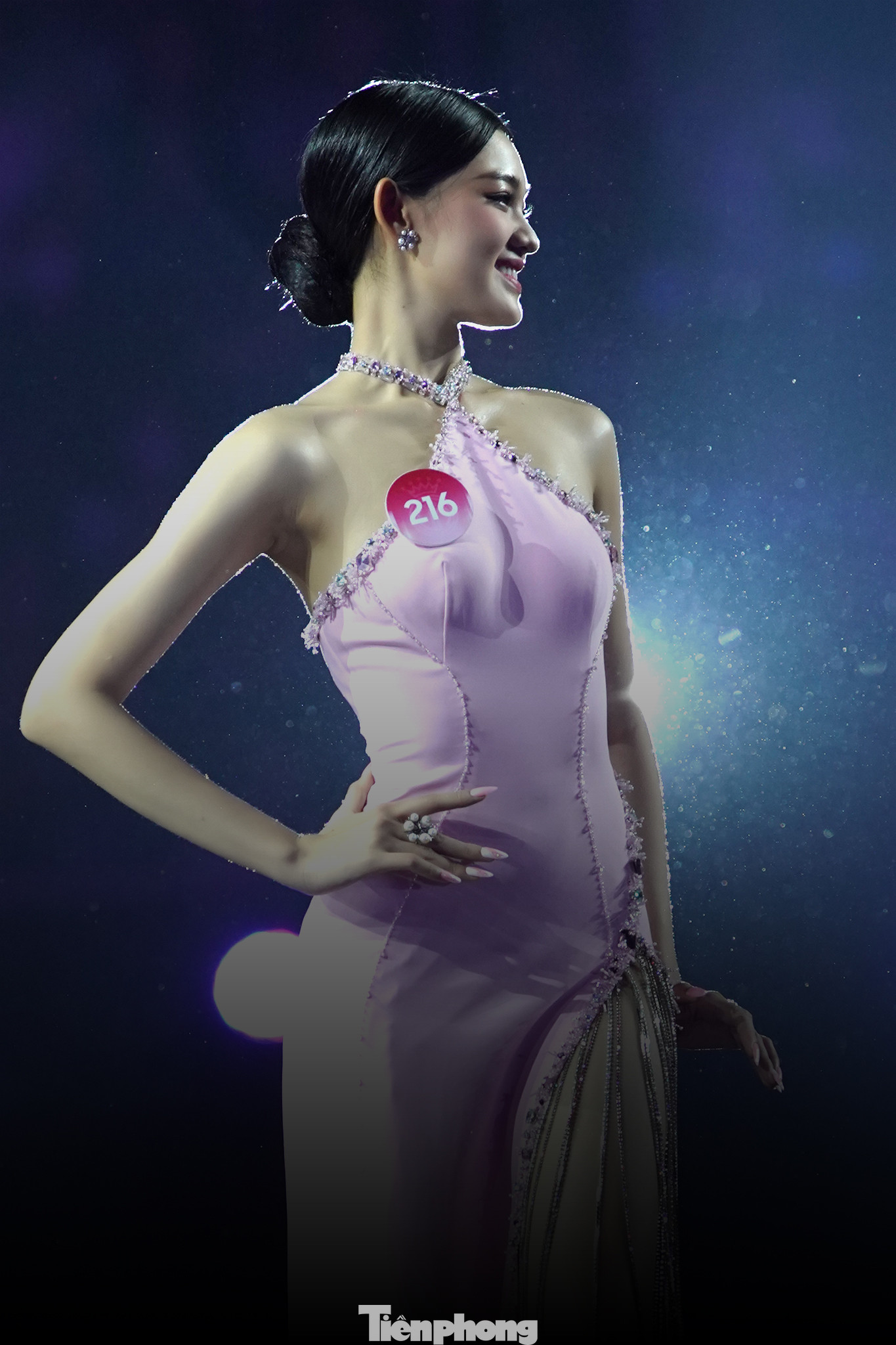 Nụ cười của Bé Quyên nhận được nhiều tràng vỗ tay của khán giả ở sân khấu. Sau màn trình diễn dạ hội, cô nhận danh hiệu Người đẹp áo dài. Từ cô gái &quot;không dám thi tiếp&quot;, chờ đợi vì thiếu hồ sơ và giờ đây là Top 10, hành trình của Trần Thị Bé Quyên, số báo danh 216 đến từ Bến Tre tại Hoa hậu Việt Nam 2022 đã khép lại. Song, cánh cửa khác đã mở ra cho người đẹp được nhiều khán giả dành cho tình cảm yêu mến.