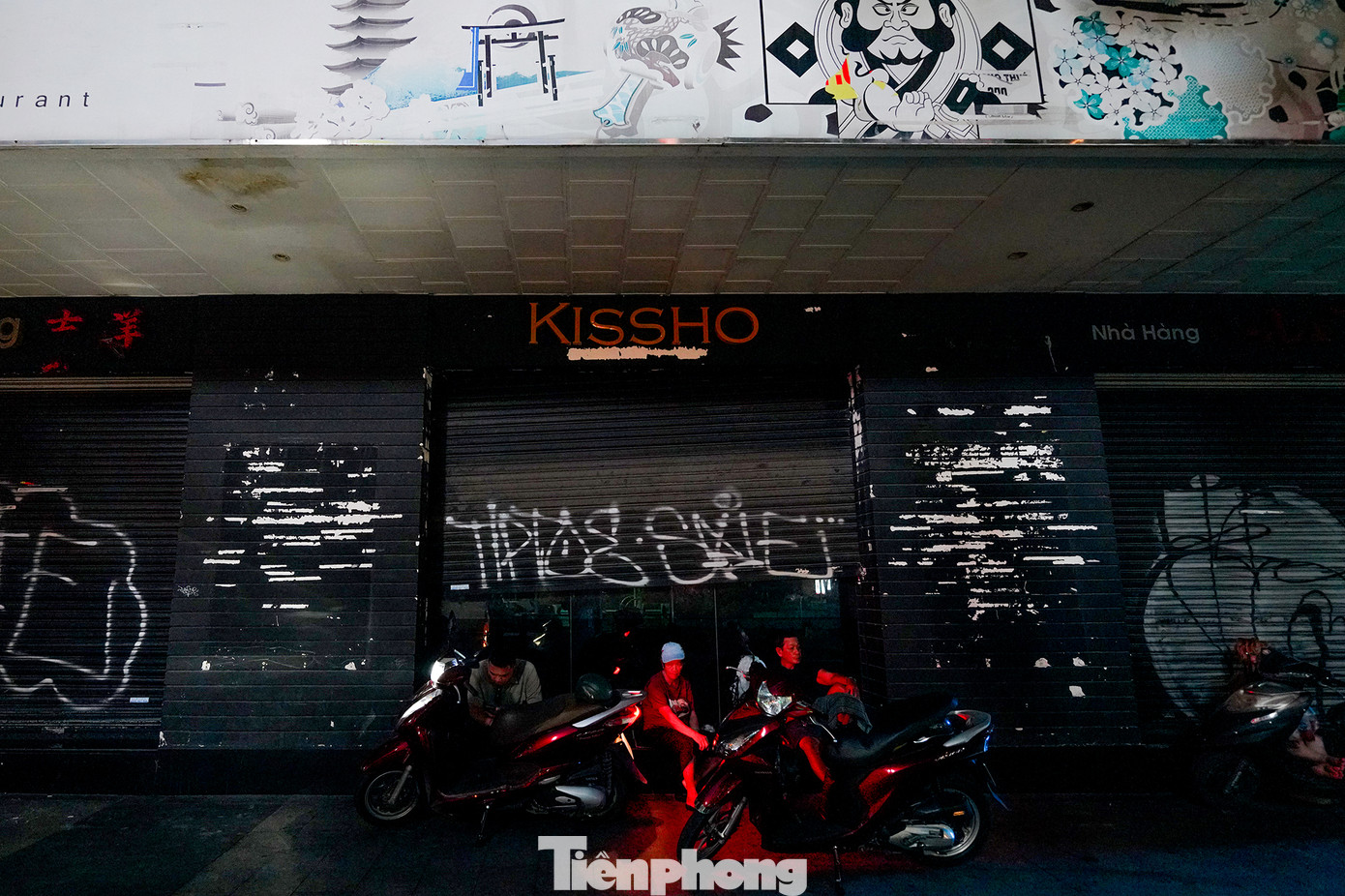 Đường Nguyễn Huệ hiện có một số mặt bằng ngưng giao dịch cho thuê vì liên quan đến bà Trương Mỹ Lan, bị cáo trong vụ đại án Vạn Thịnh Phát. Ban đêm có thể thấy rõ sự đối lập giữa những mặt bằng sầm uất và những mặt bằng cửa đóng then cài.