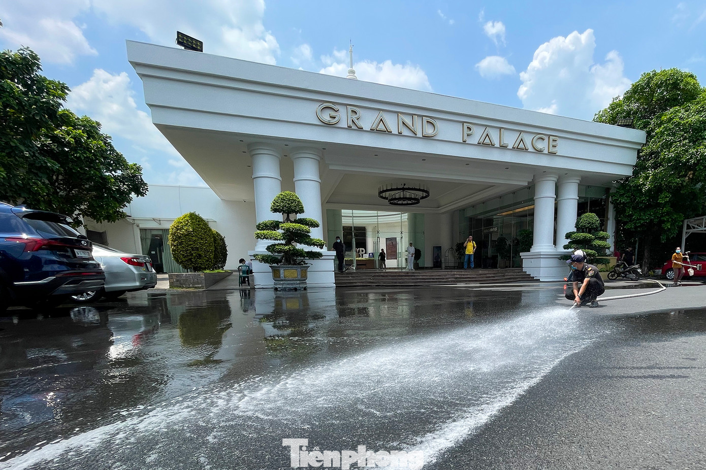 Bảo vệ một trung tâm hội nghị tiệc cưới phun nước làm mát mặt đường và bãi xe giữa trưa.