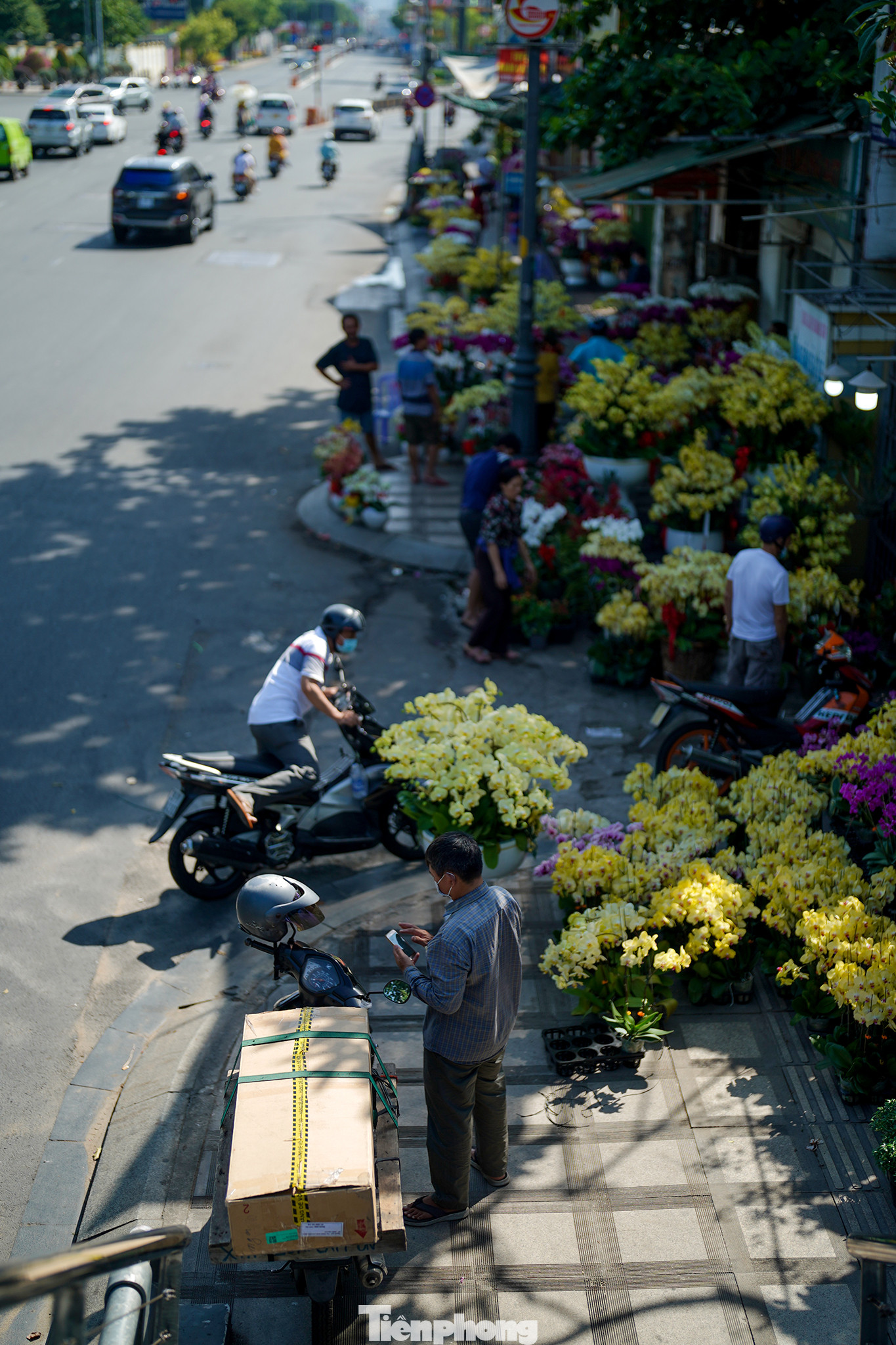 Một bác tài vận chuyển hoa ngày tết cho biết năm nay không nhiều đơn bằng năm trước, khách cũng không quá đông.