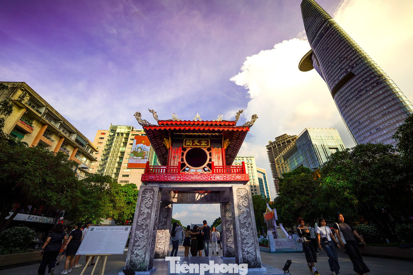 Trầm mặc Khuê Văn Các hoà vào bố cục của tòa nhà búp sen Bitexco.