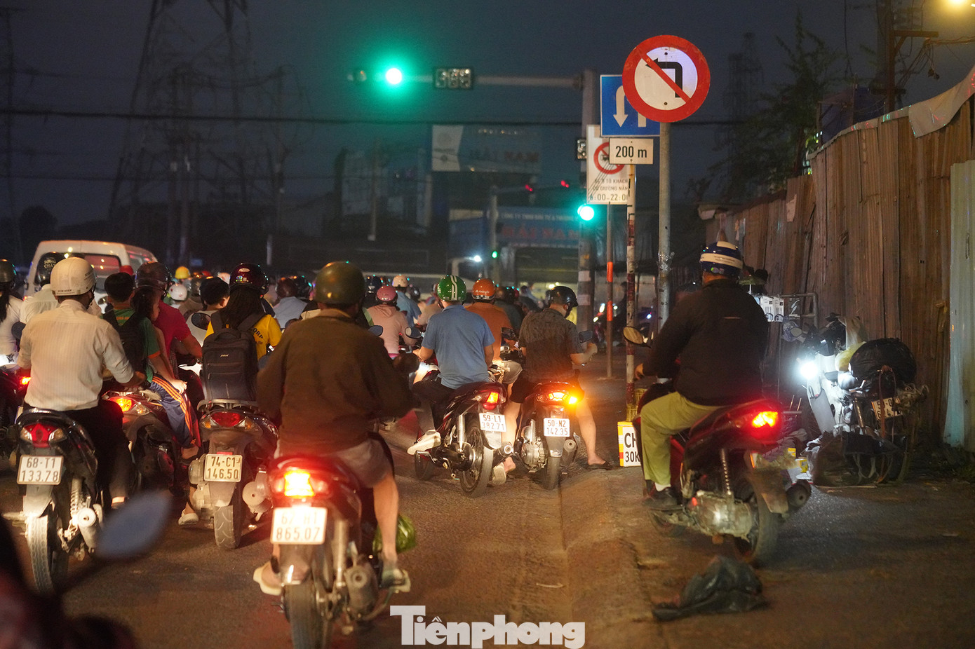 Hình ảnh ghi nhận tại ngã tư CN 1- quốc lộ 1A tối 6/1, điểm nối hai KCN Tân Bình và Vĩnh Lộc.