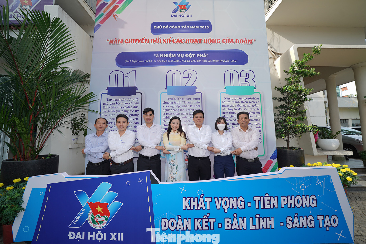 Chị Nguyễn Phạm Duy Trang chụp ảnh cùng cán bộ Văn phòng cơ quan Trung ương Đoàn phía Nam.